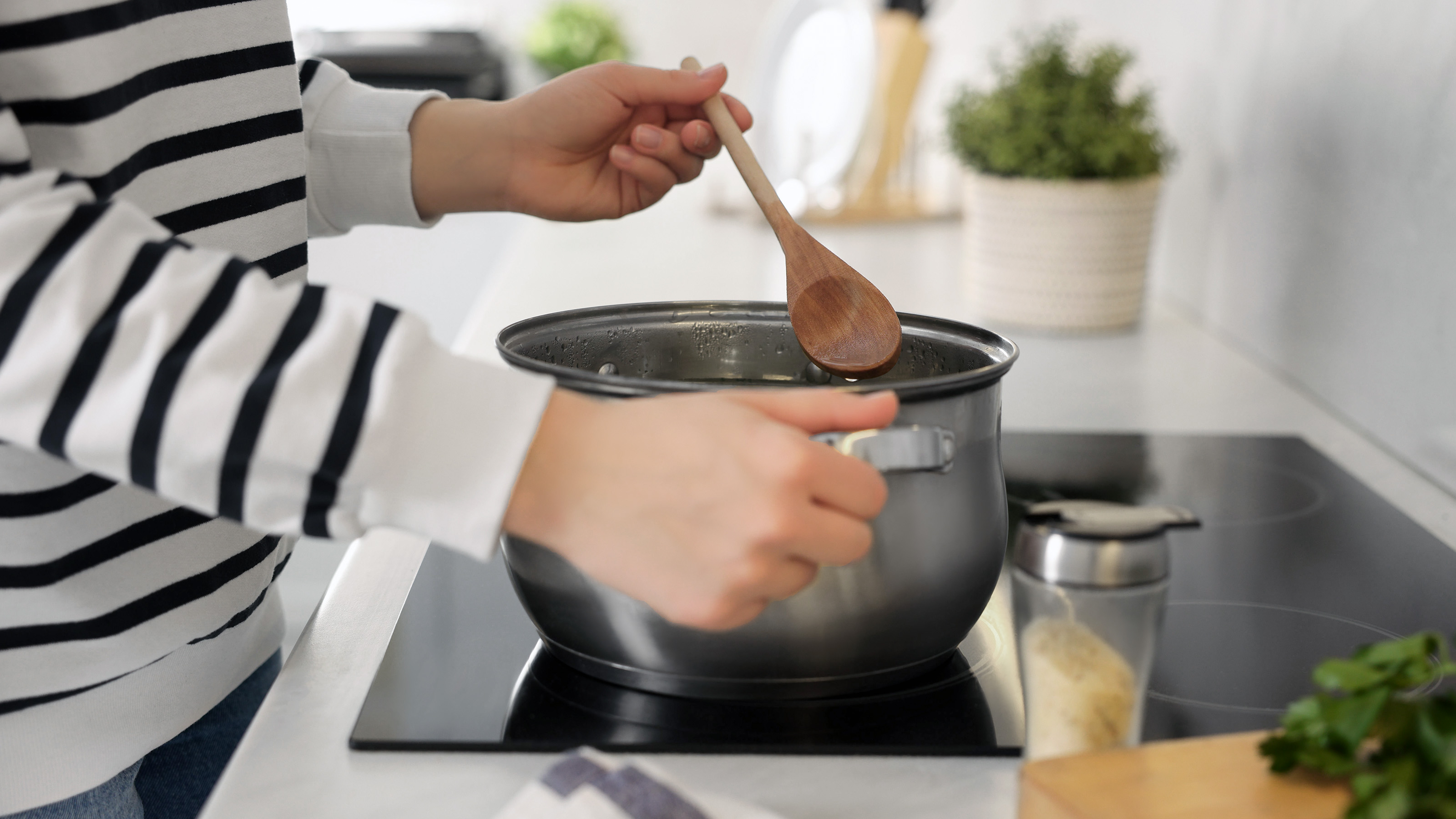 כף עץ המשמשת לערבב סיר