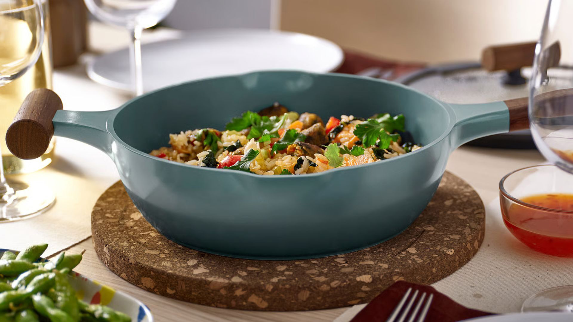 KLIPPFISK Saut&eacute; מחבת על השולחן