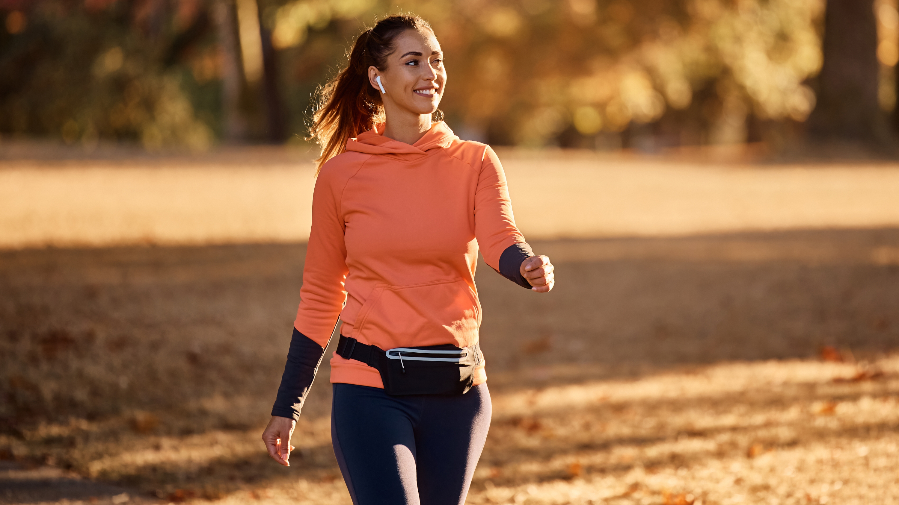 אישה הולכת בפארק