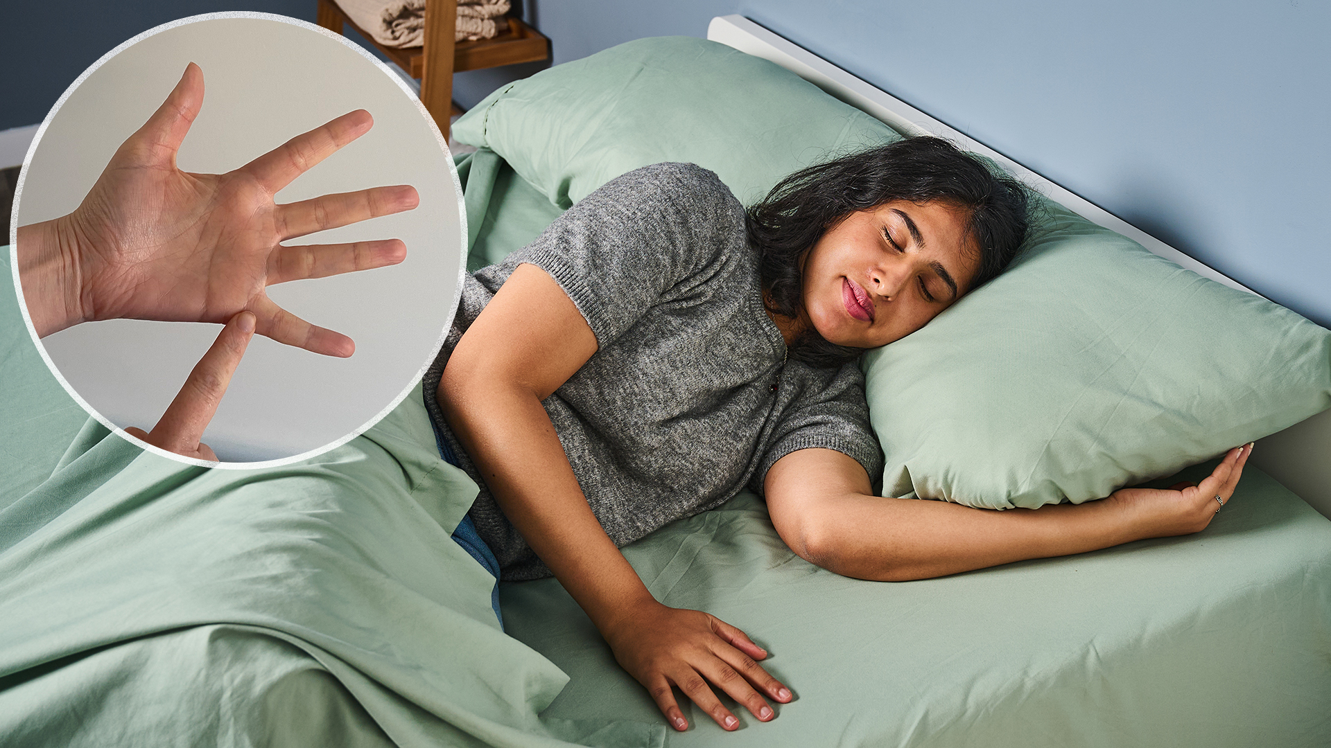 אישה שוכבת במיטה וישנה בשקט. בפינה השמאלית העליונה, קופסה שמציגה תקריב של שתי ידיים המבצעות את שיטת הנשימה עם חמש אצבעות לשינה טובה יותר
