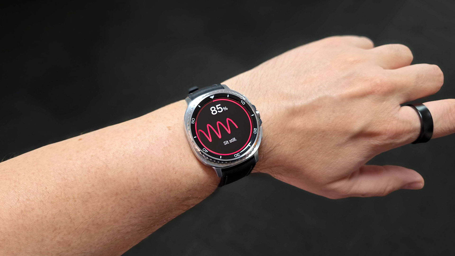 Samsung Galaxy Watch 8 Classic על פרק כף היד המראה את לחץ הדם הנמדד