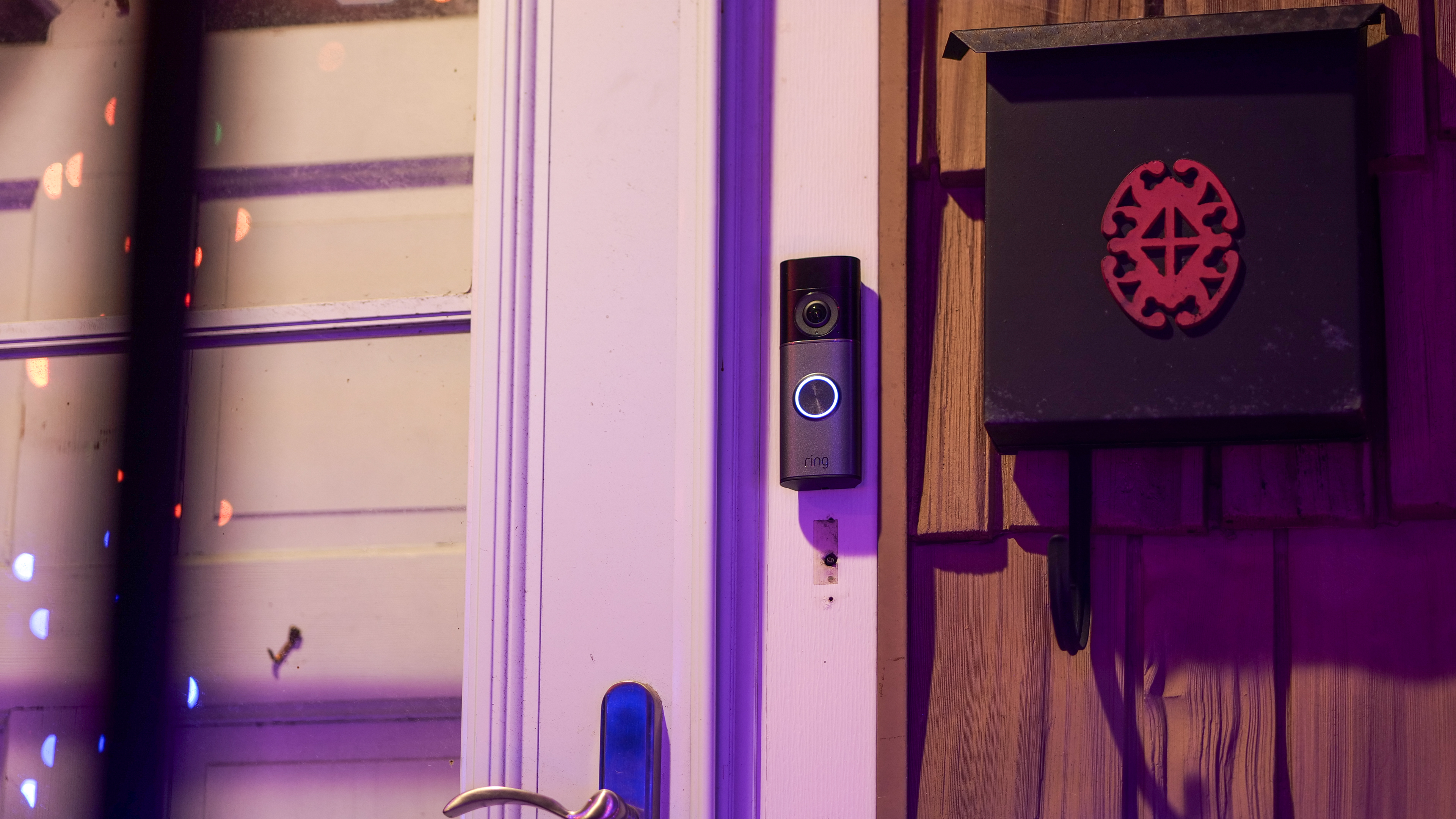 צלצול Wired Doorbell Pro (דור שלישי) על מסגרת הדלת.