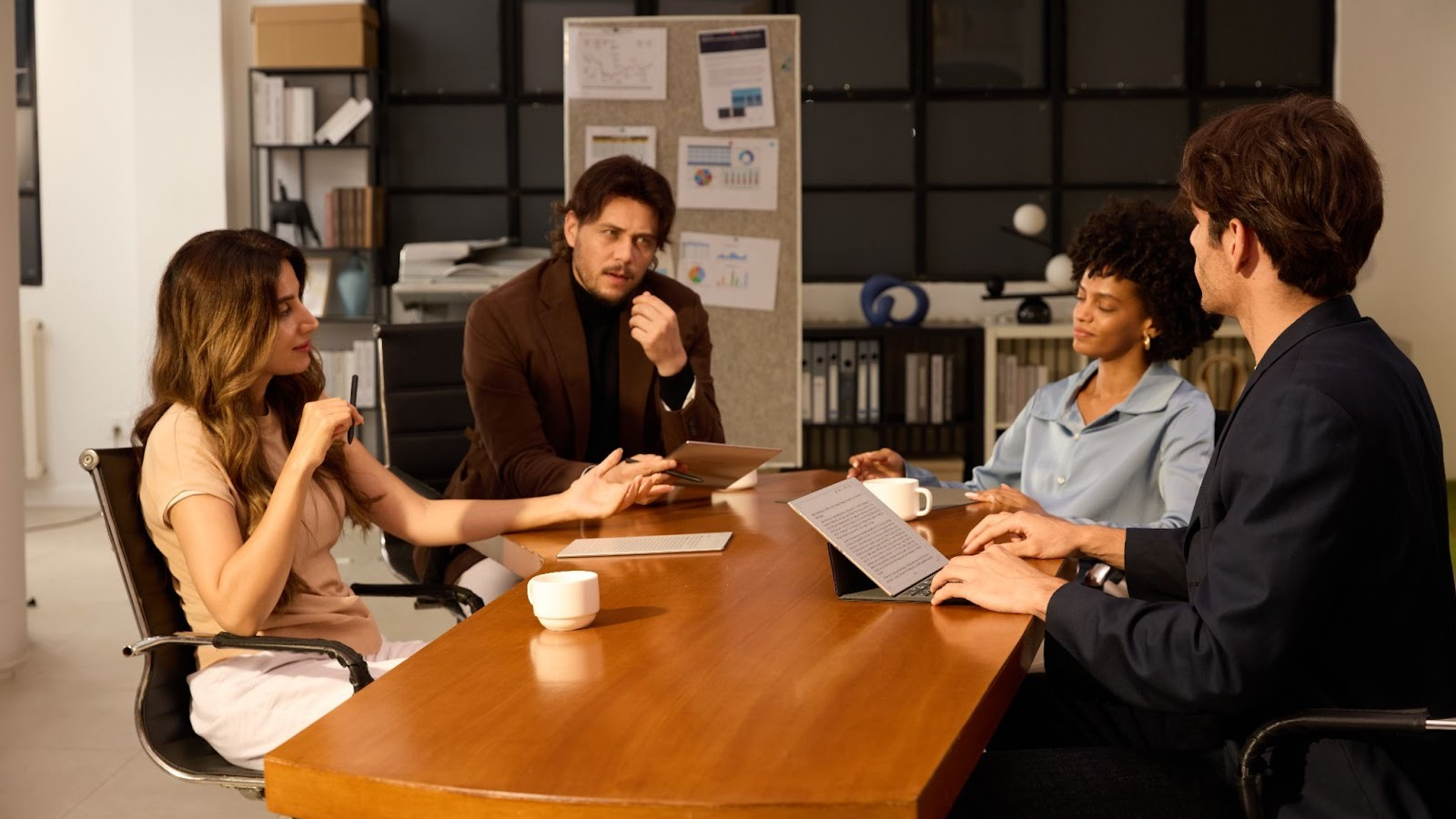 קבוצת עובדים יושבת סביב שולחן במהלך פגישה