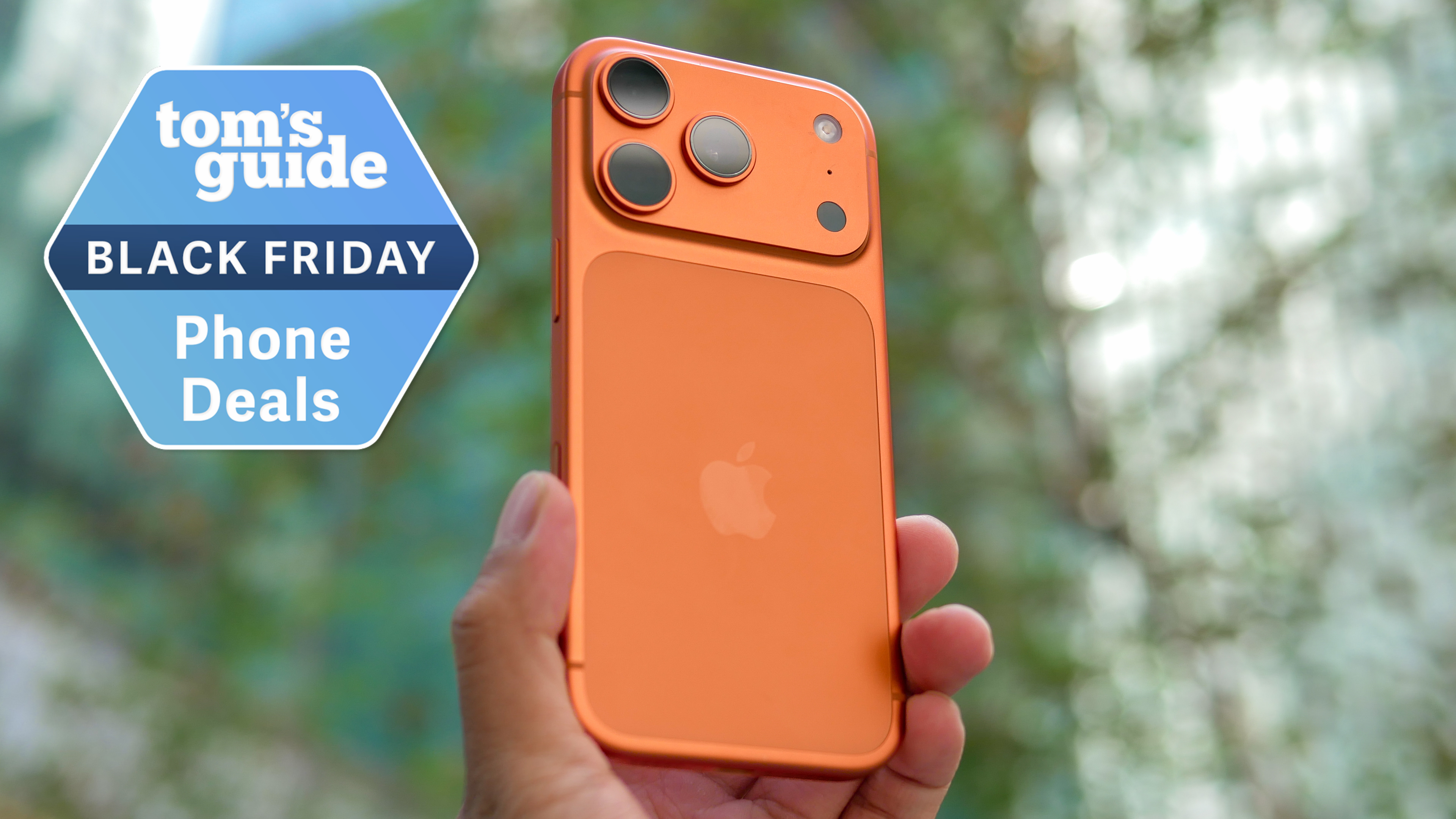 אייפון 17 פרו מוחזק ביד עם תג Black Friday בקרבת מקום.