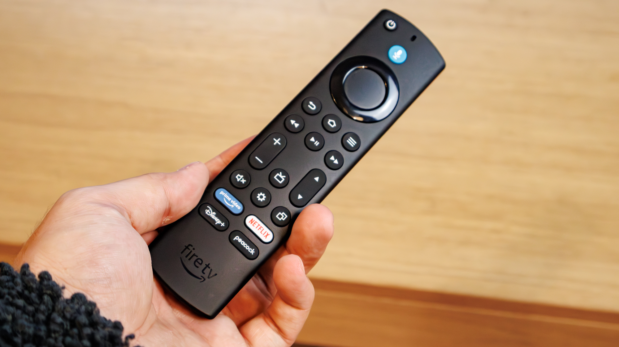 Amazon Fire TV Omni QLED Series TV (2025) על שולחן