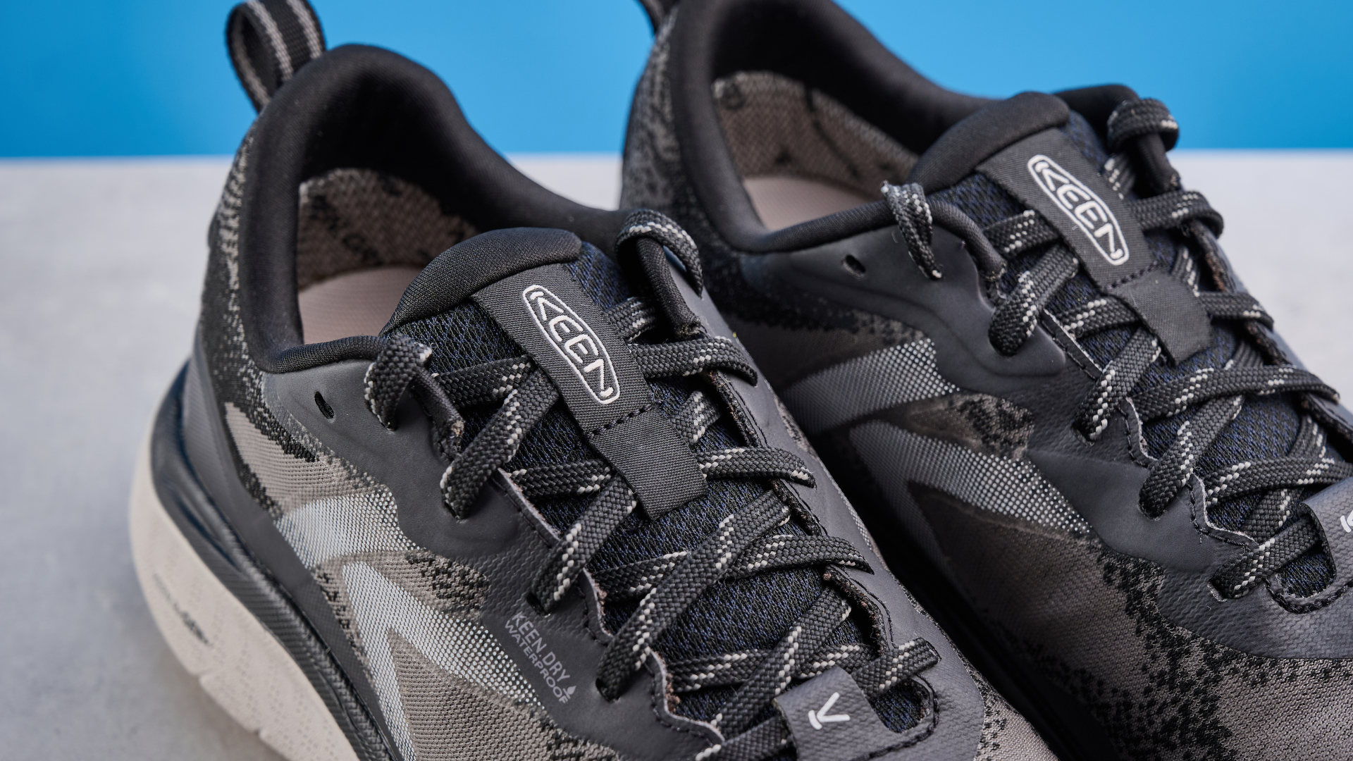 נעלי הליכה מהודרות לייקי בצבע אפור צפחה