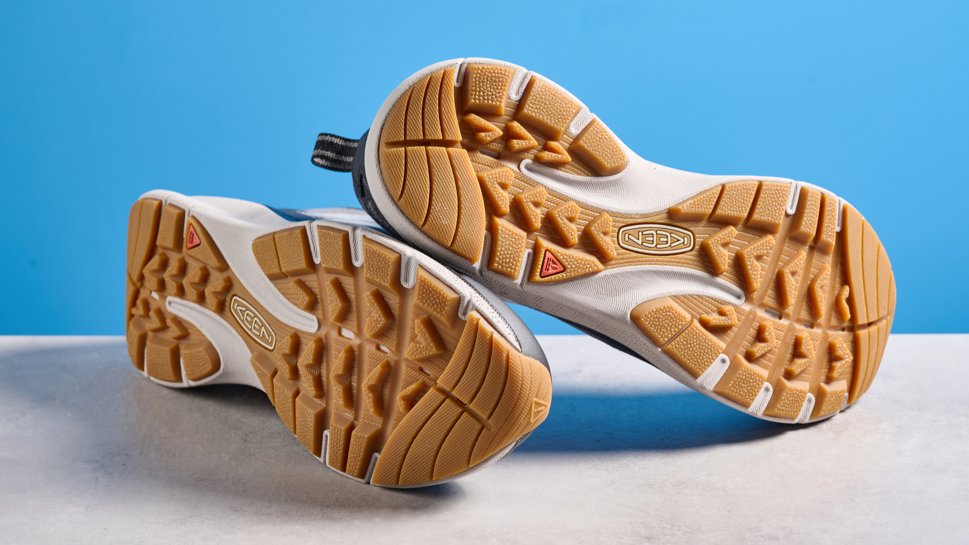 נעלי הליכה מהודרות לייקי בצבע אפור צפחה