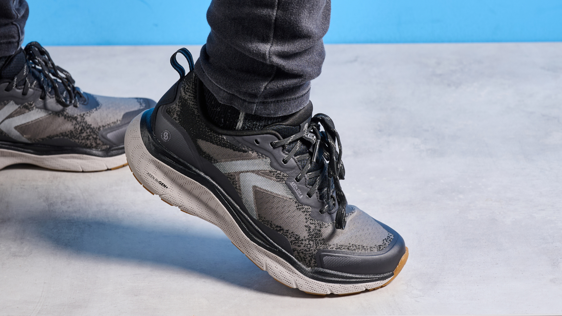 נעלי הליכה מהודרות לייקי בצבע אפור צפחה