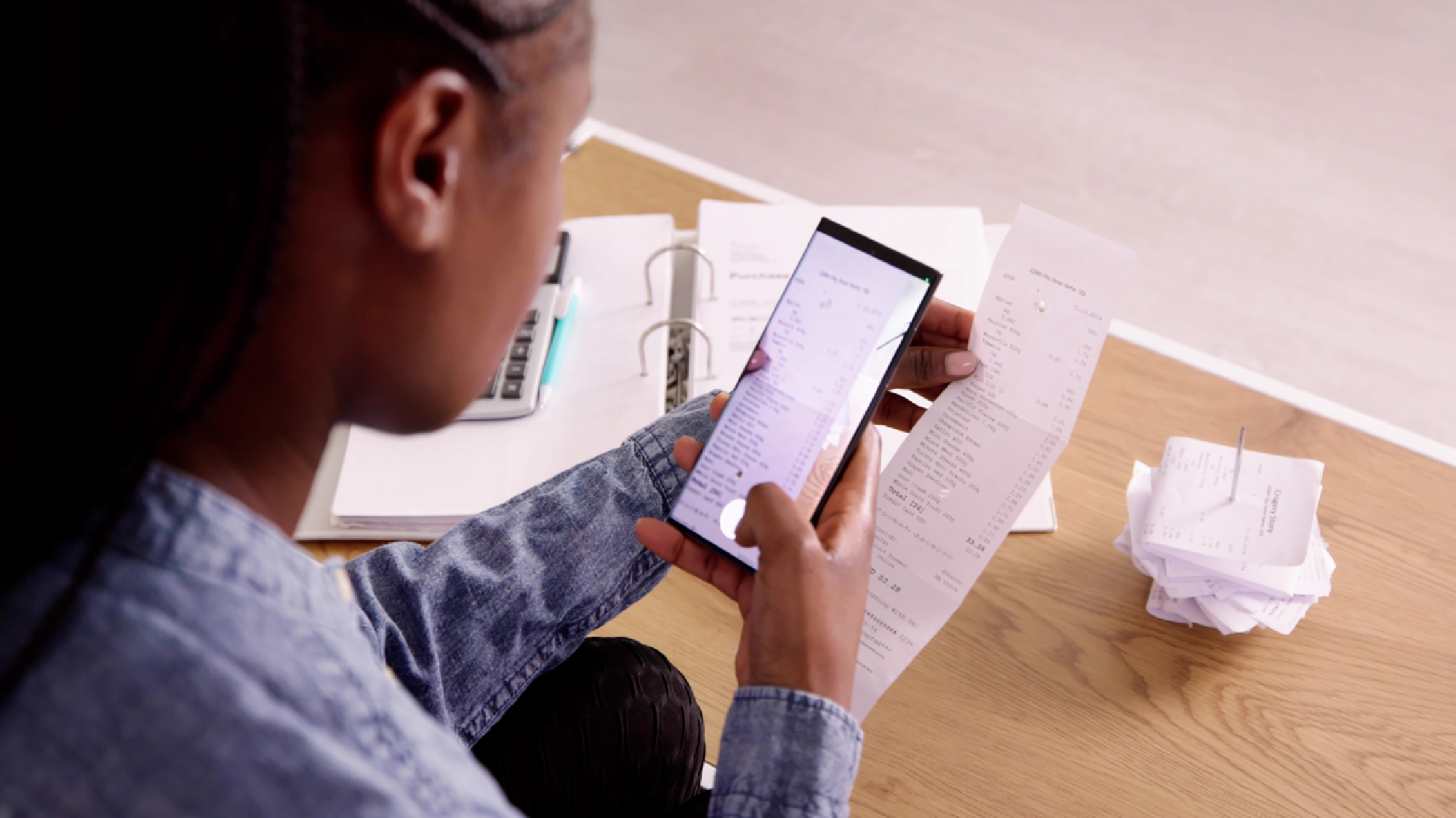 אישה מצלמת תמונה של קבלה 