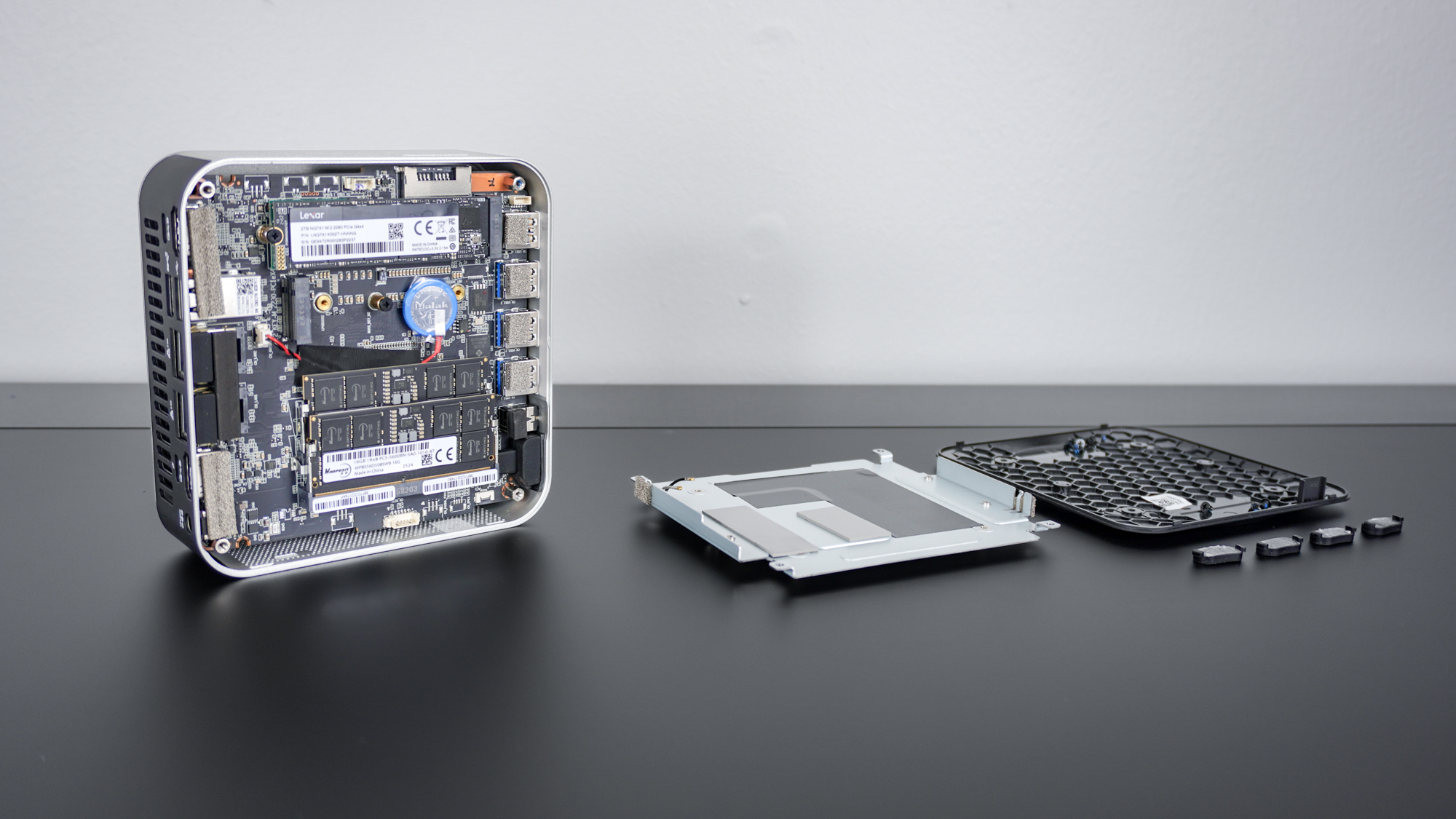 ה-Geekom A9 Max מפורק במלואו על שולחן