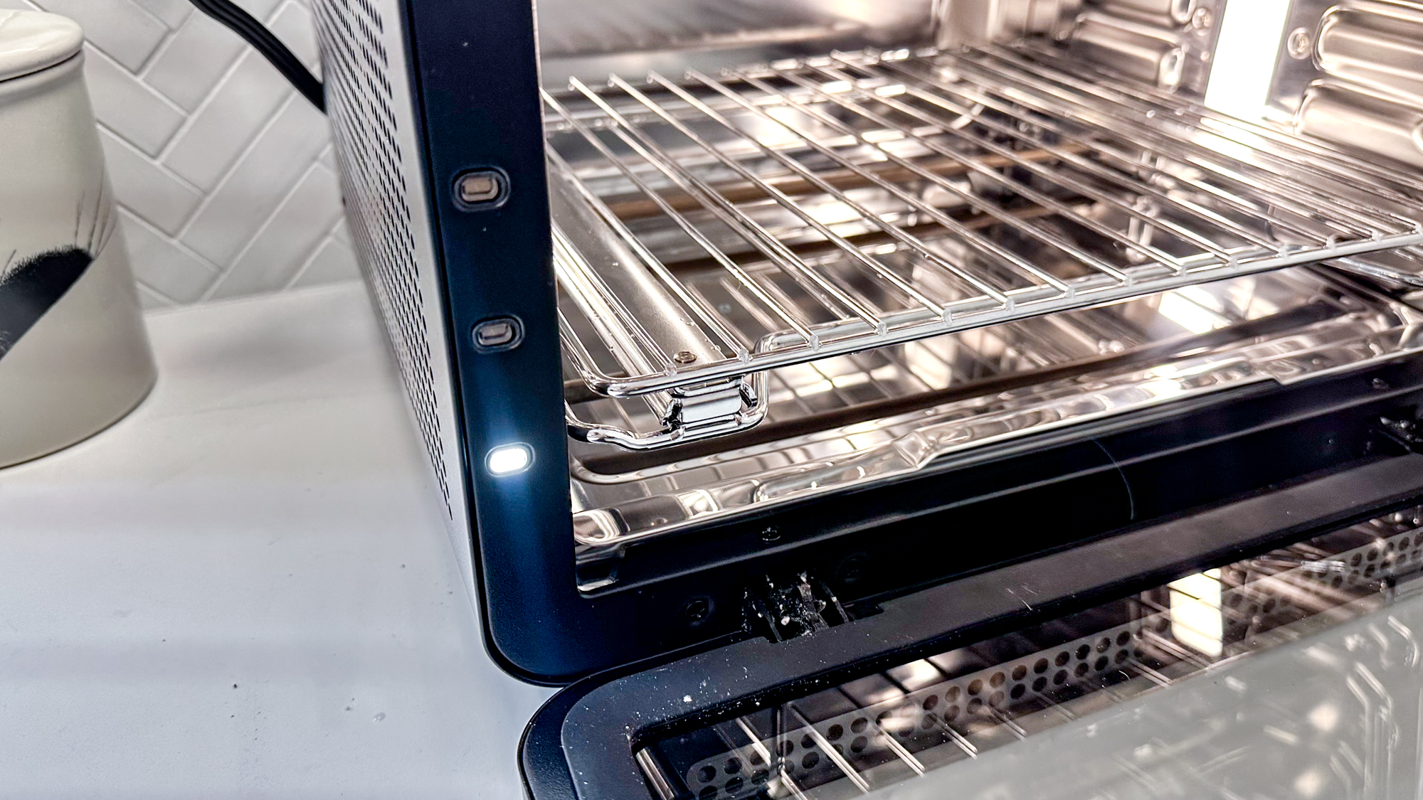 CHEF iQ MiniOven על דלפק במטבח