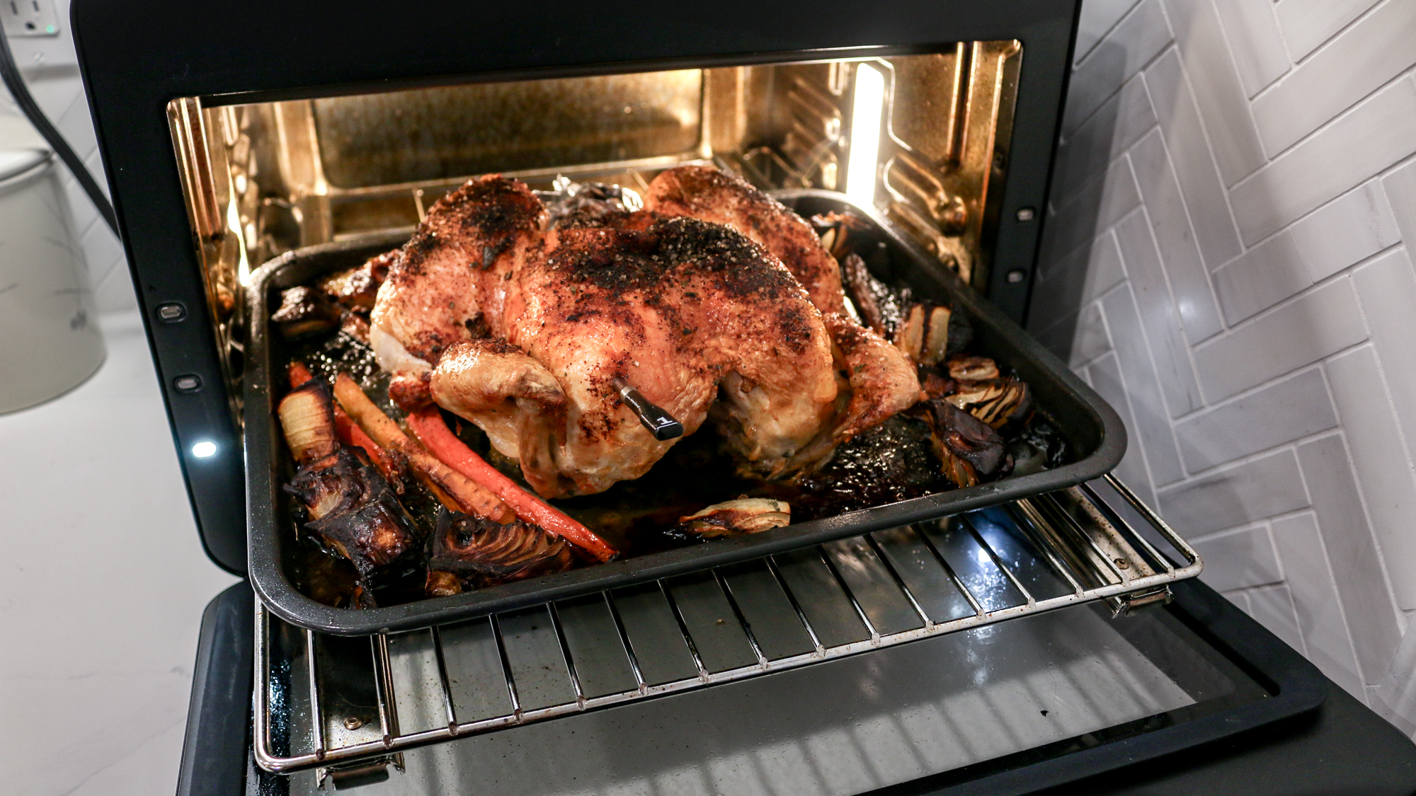 CHEF iQ MiniOven על דלפק במטבח