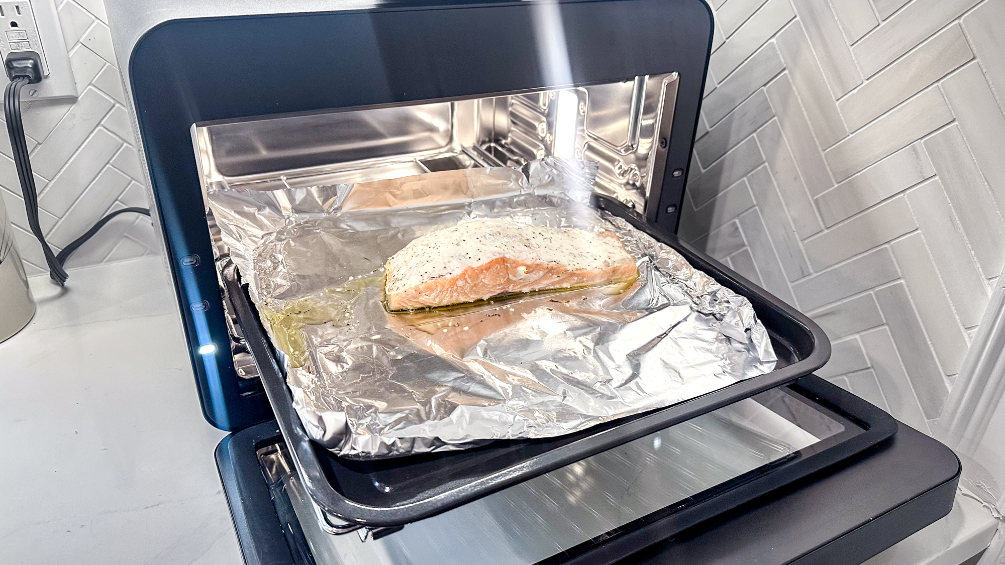 CHEF iQ MiniOven על דלפק במטבח