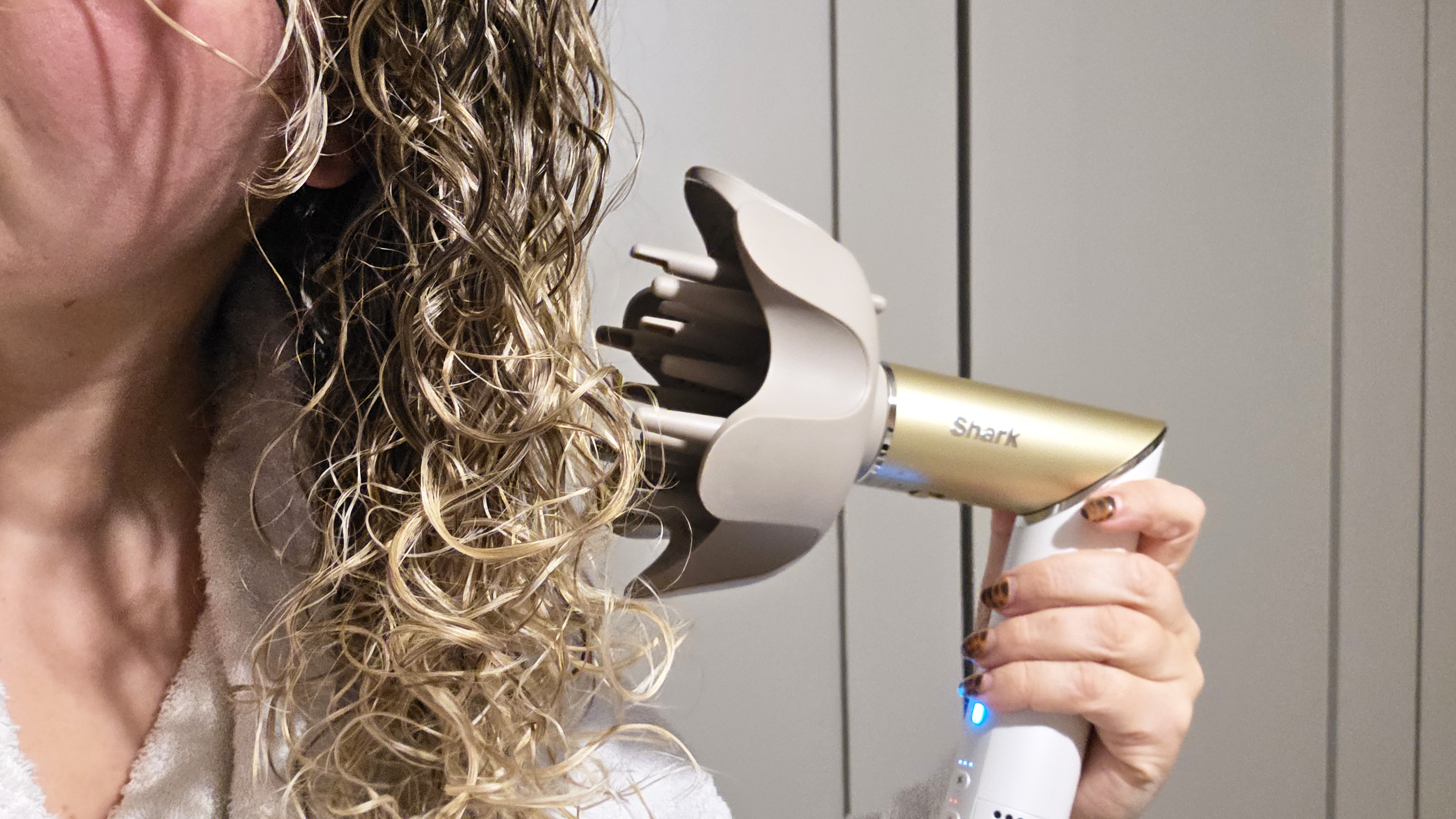 מפזר שיער עם הכריש גלאם