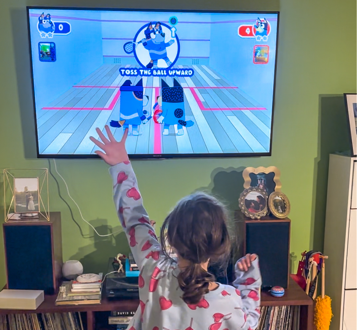 ילד משתמש במגרש המשחקים NEX