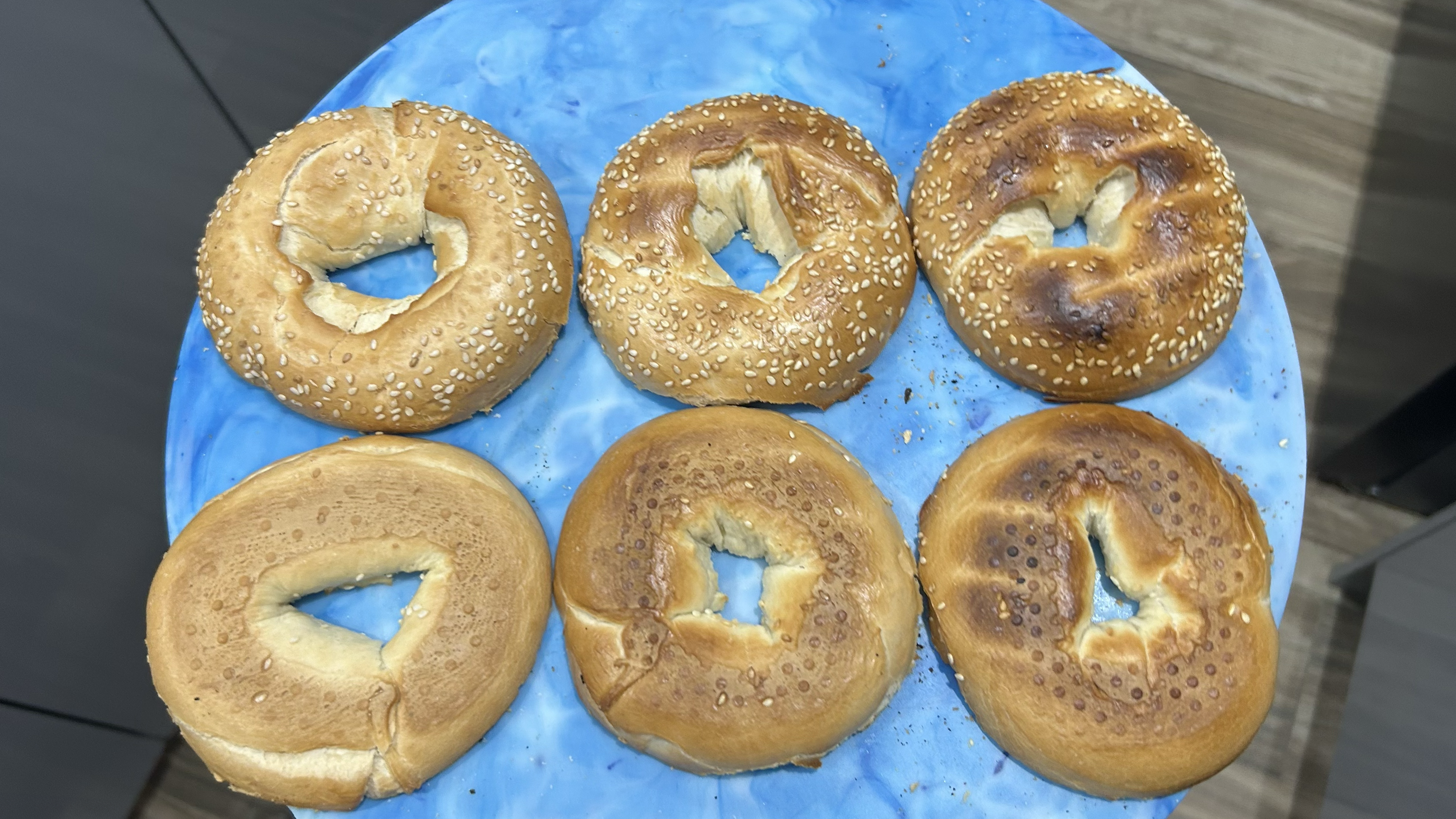 בייגל קלויים על לוח כחול