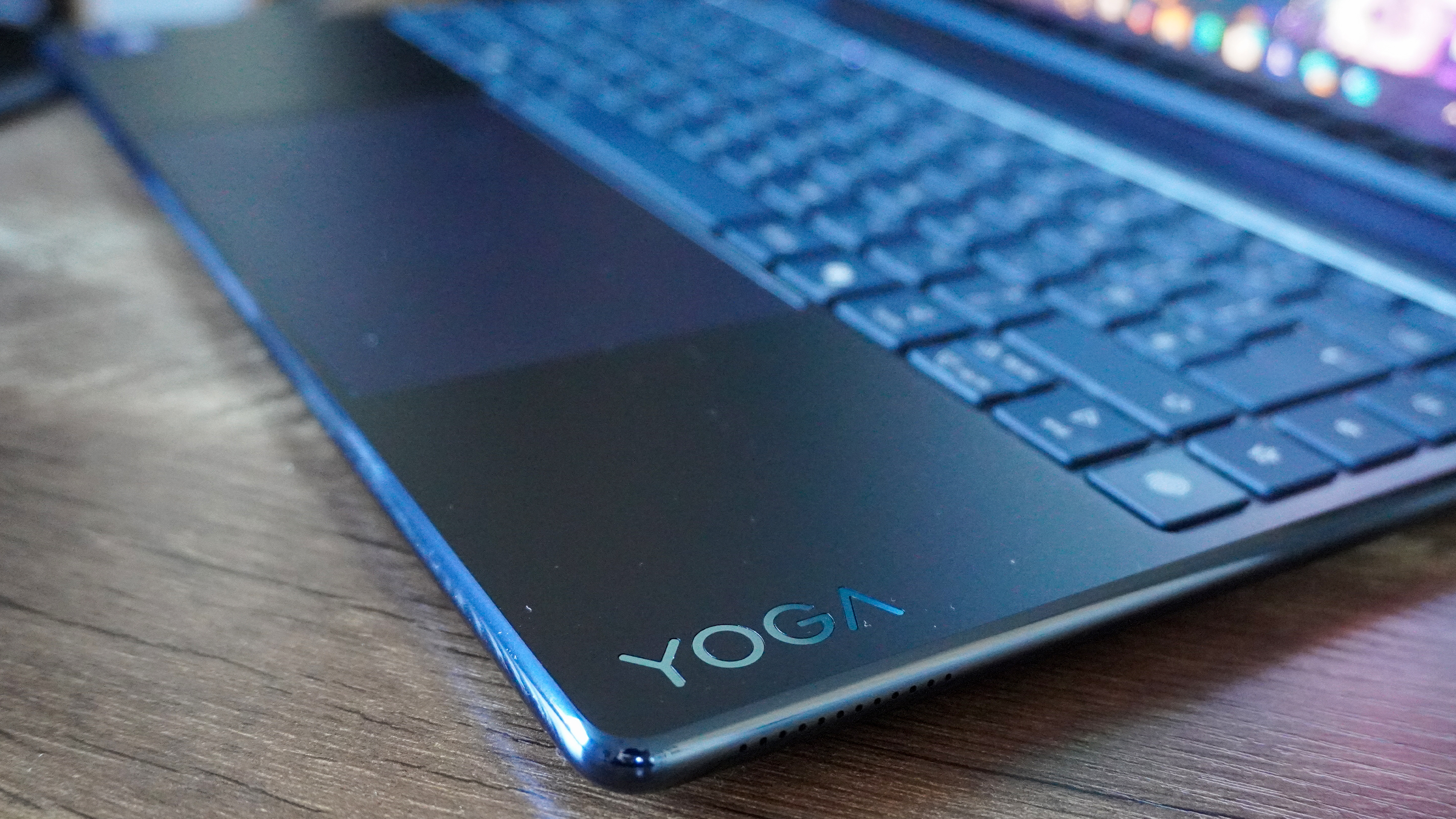 Lenovo Yoga 9i 2-in-1 Aura Edition
