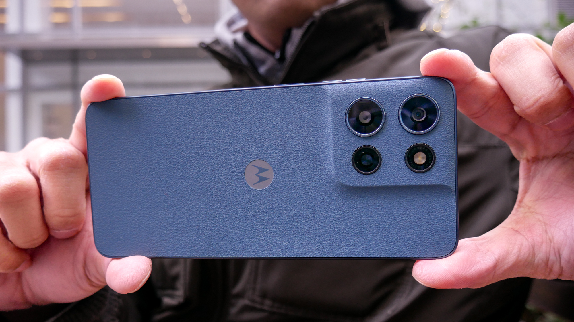 Motorola Moto G Play (2026) החזיק ביד כדי לצלם תמונה.