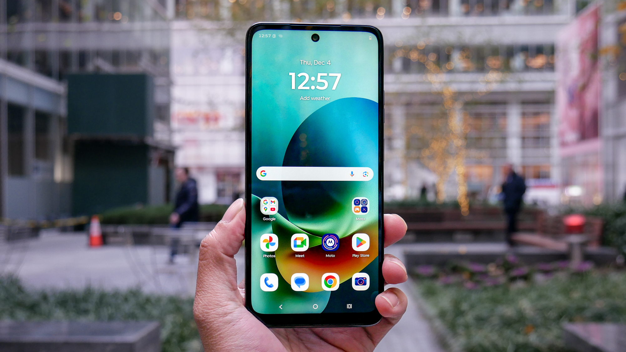 Motorola Moto G Play (2026) מוחזק ביד.