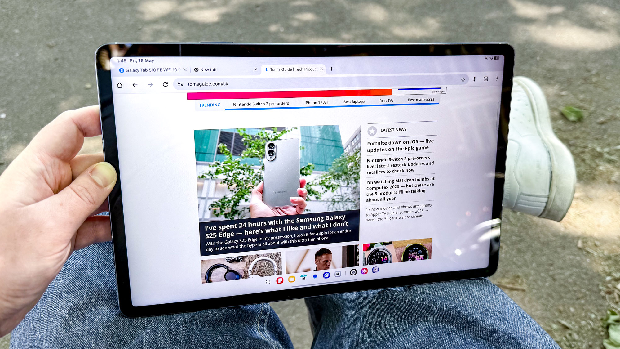 Samsung Galaxy Tab S10 FE Plus מציג את דף הבית של Tom's Guide