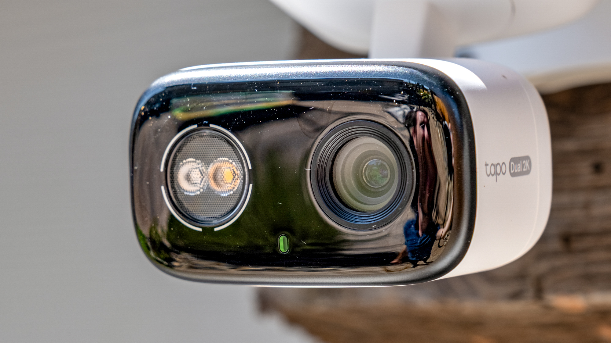 TP-Link Tapo C246D HybridCam Duo מותקן על קיר