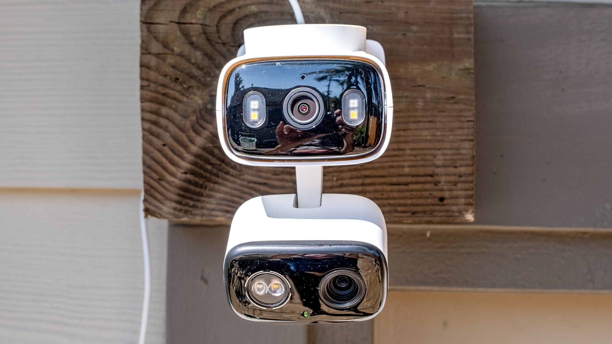 TP-Link Tapo C246D HybridCam Duo מותקן על קיר