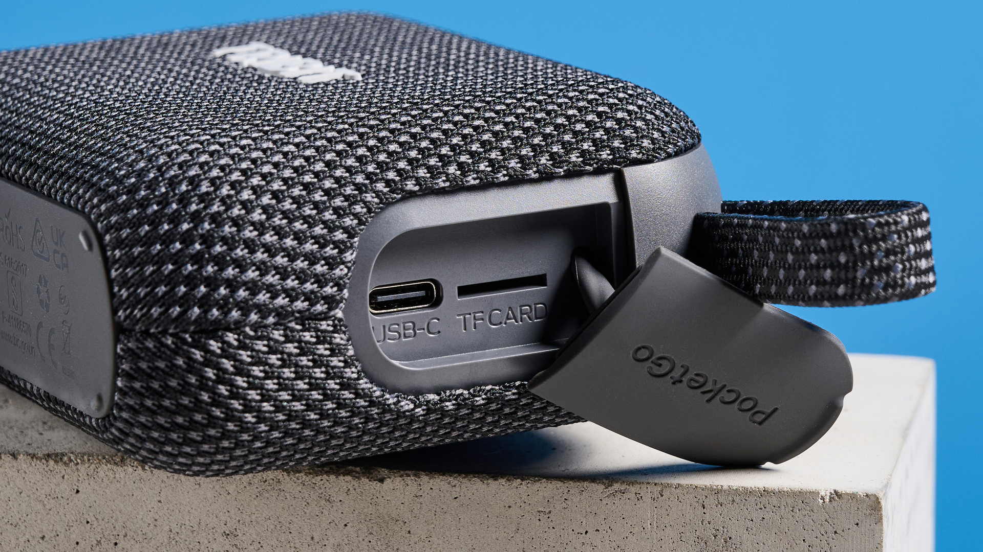 הרמקול Tribit PocketGo בשחור מצולם על רקע כחול.