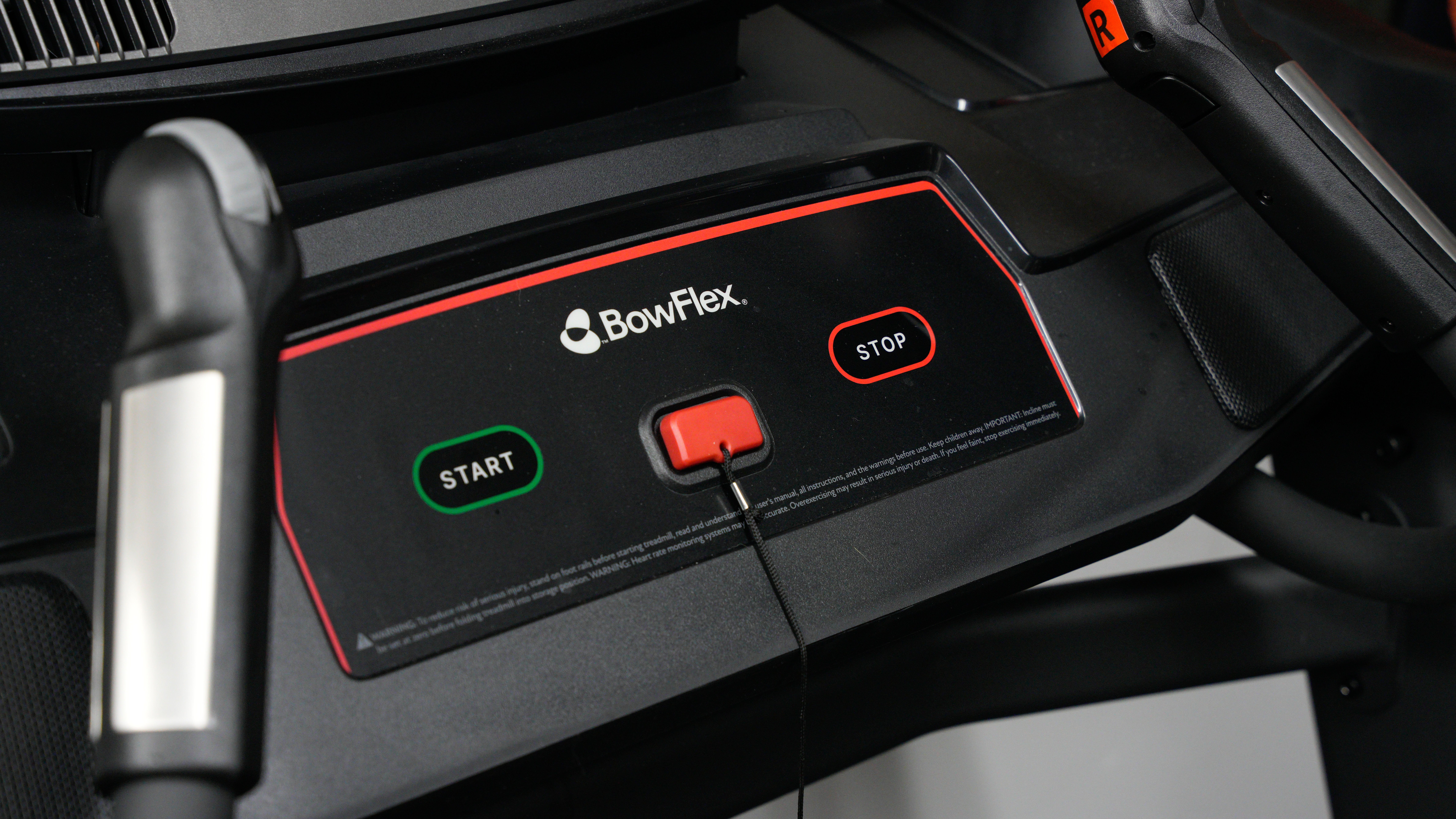 Bowflex T16 מקרוב על לחצני עצירה/התחלה