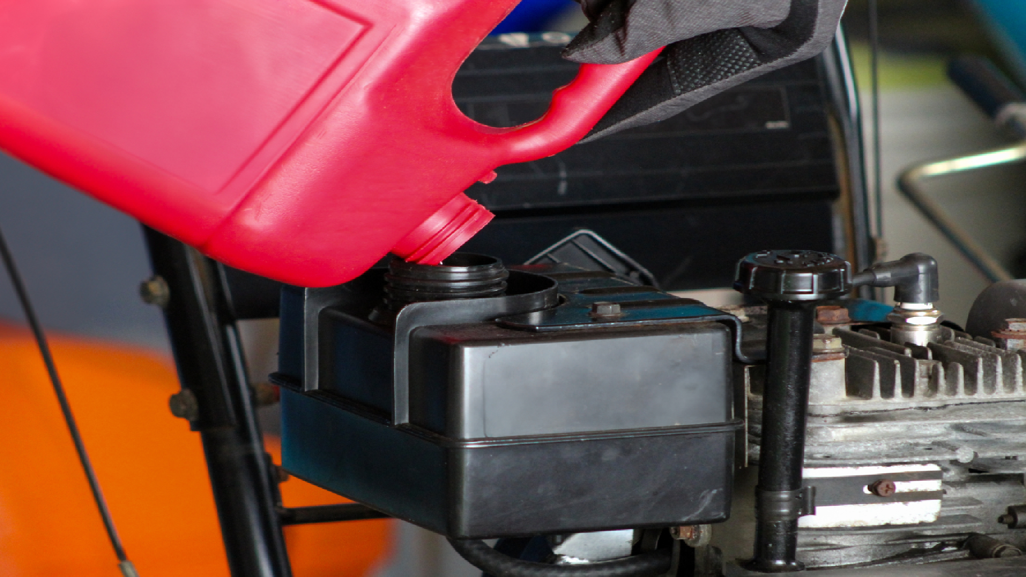 גז נשפך לתוך מפוח שלג