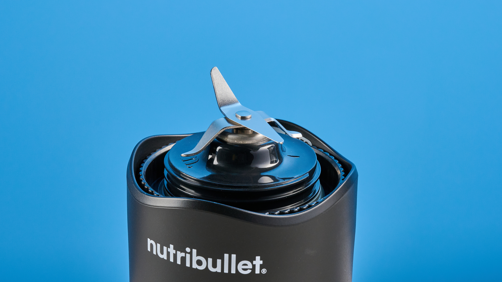 בלנדר Nutribullet Flex מצולם על רקע כחול
