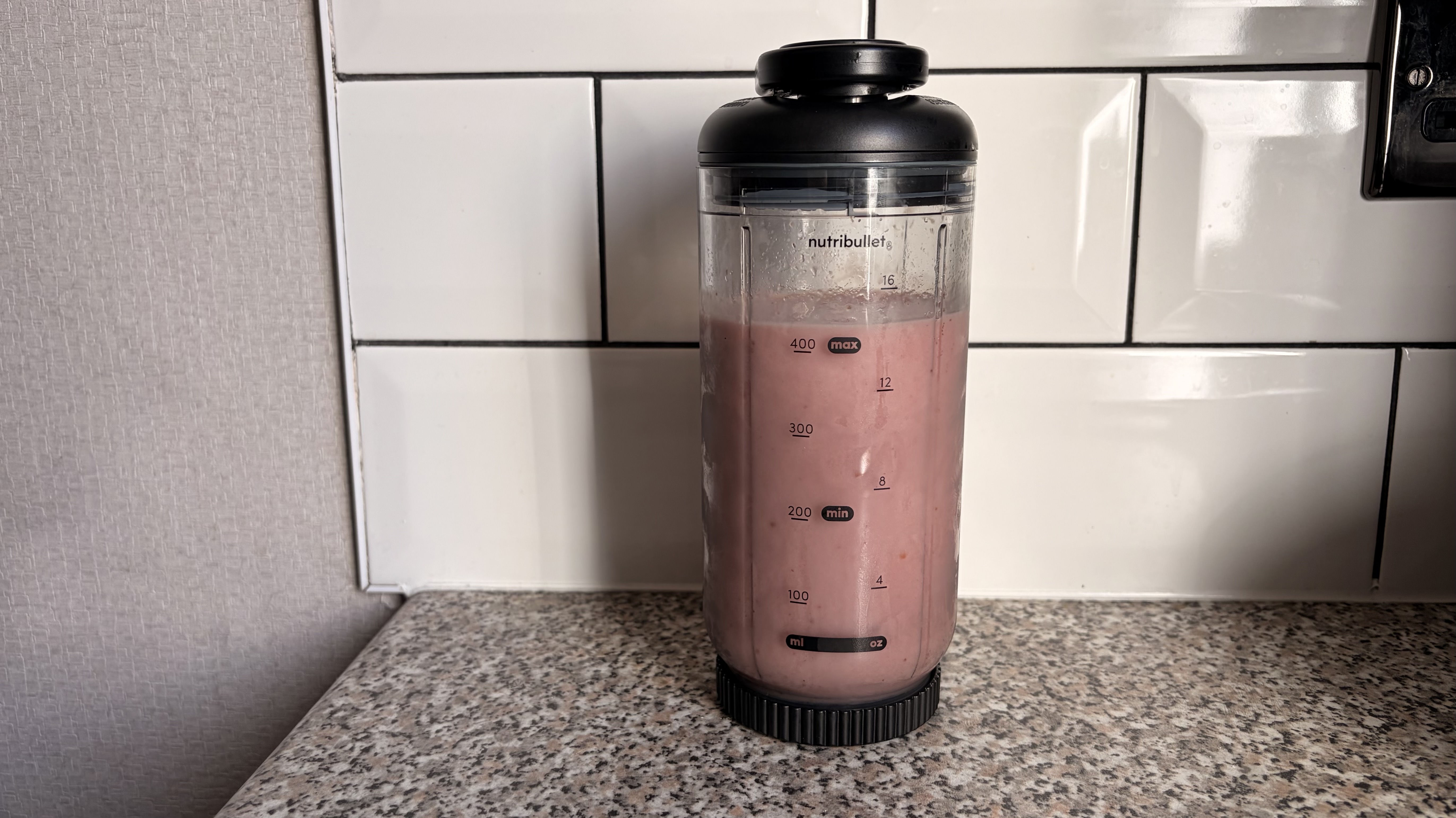 שייק עשוי בבלנדר Nutribullet Flex המצולם על רקע לבן