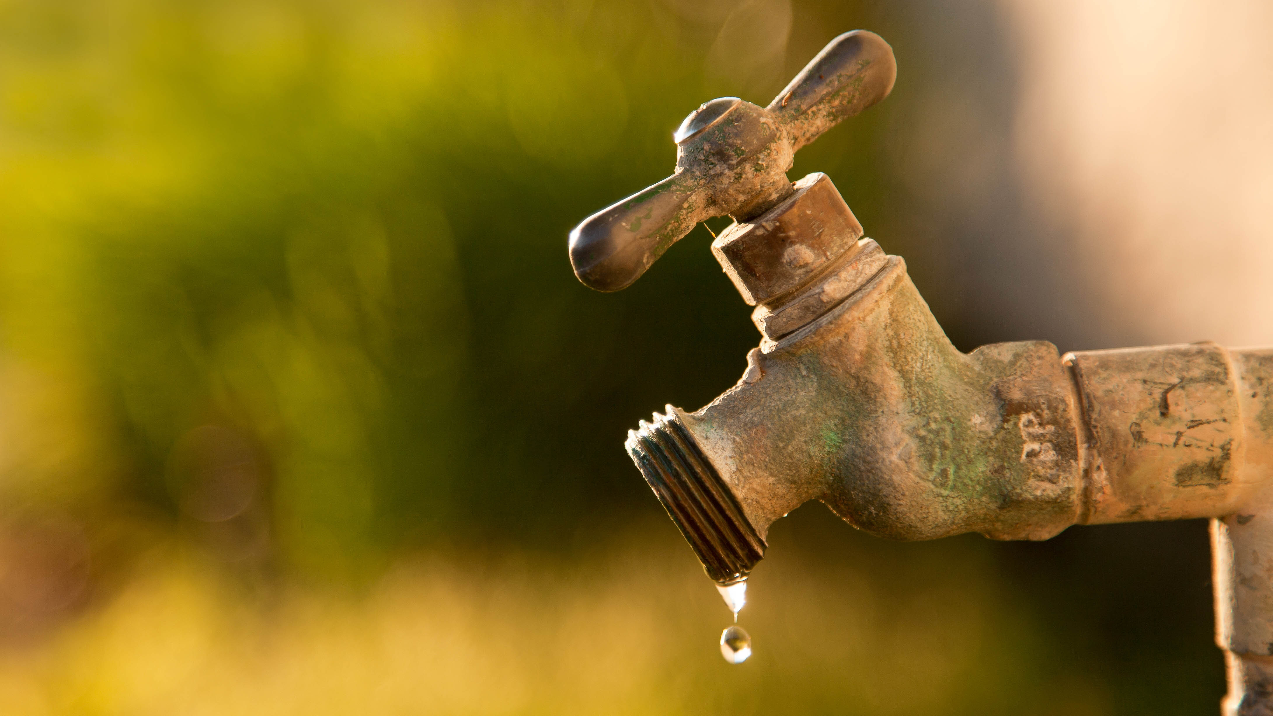 ברז מבחוץ נוטף