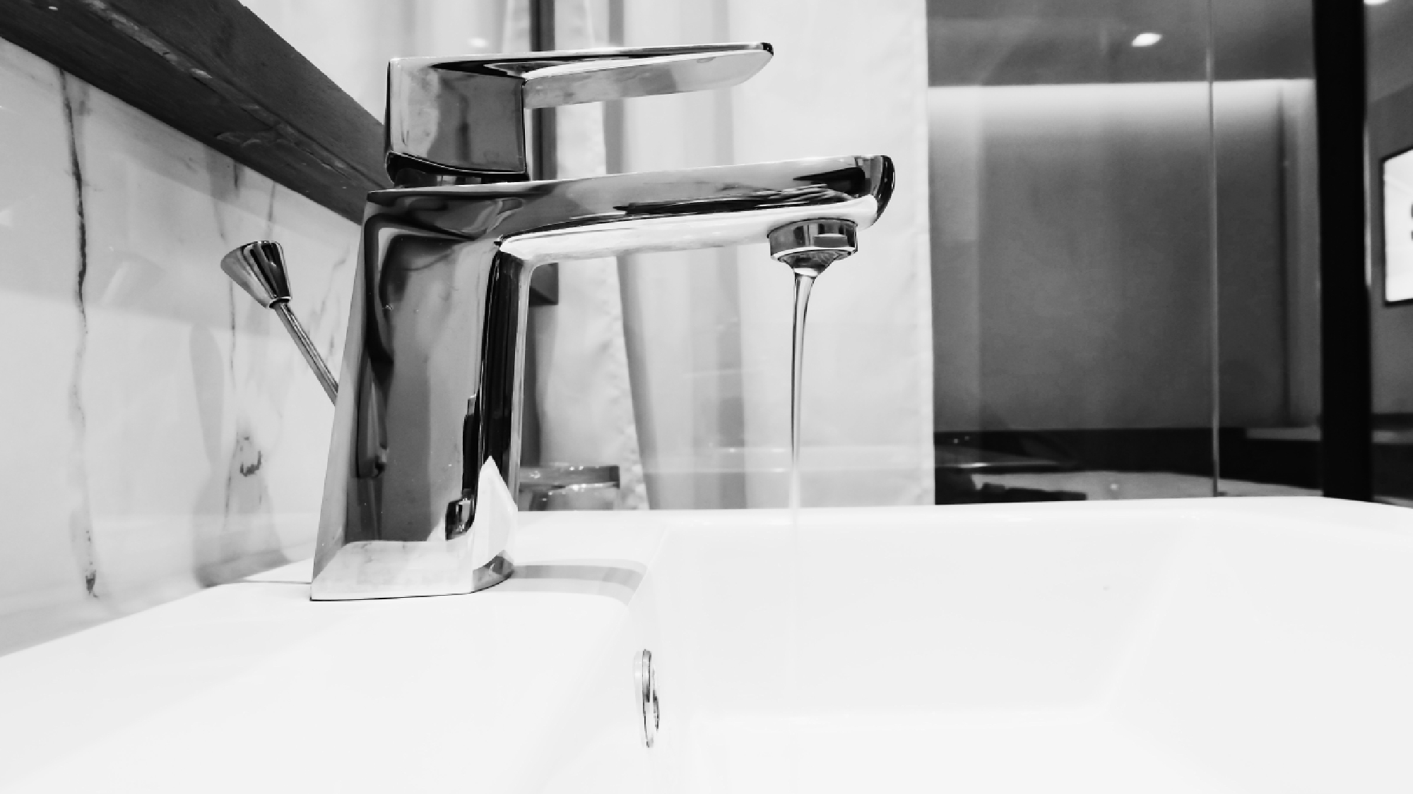 ברז מטפטף בחדר האמבטיה