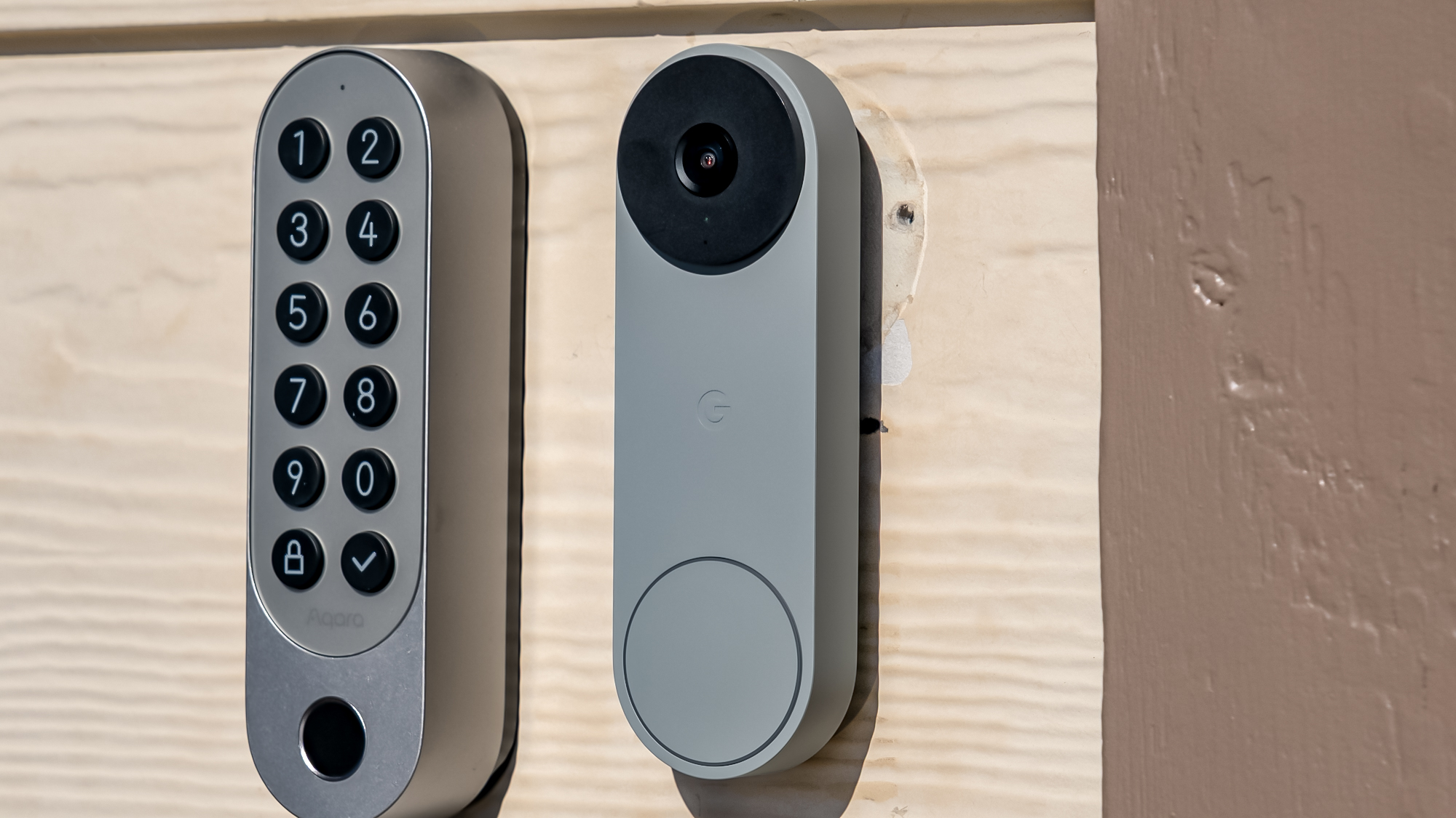 Google Nest Doorbell (חוטי, דור שלישי) מותקן על קיר חיצוני ליד לוח מקשים נומרי