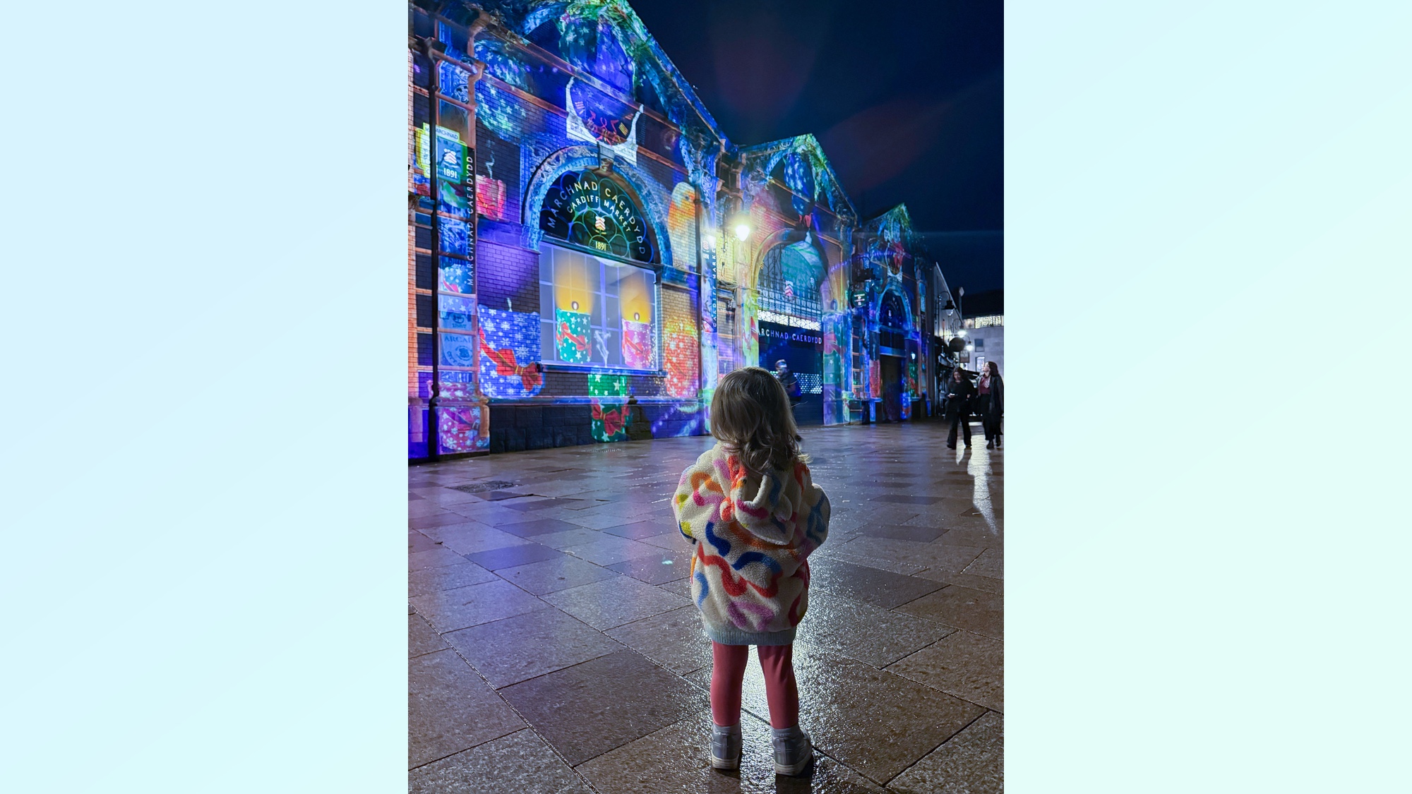 קישוטי חג שצולמו במצב לילה