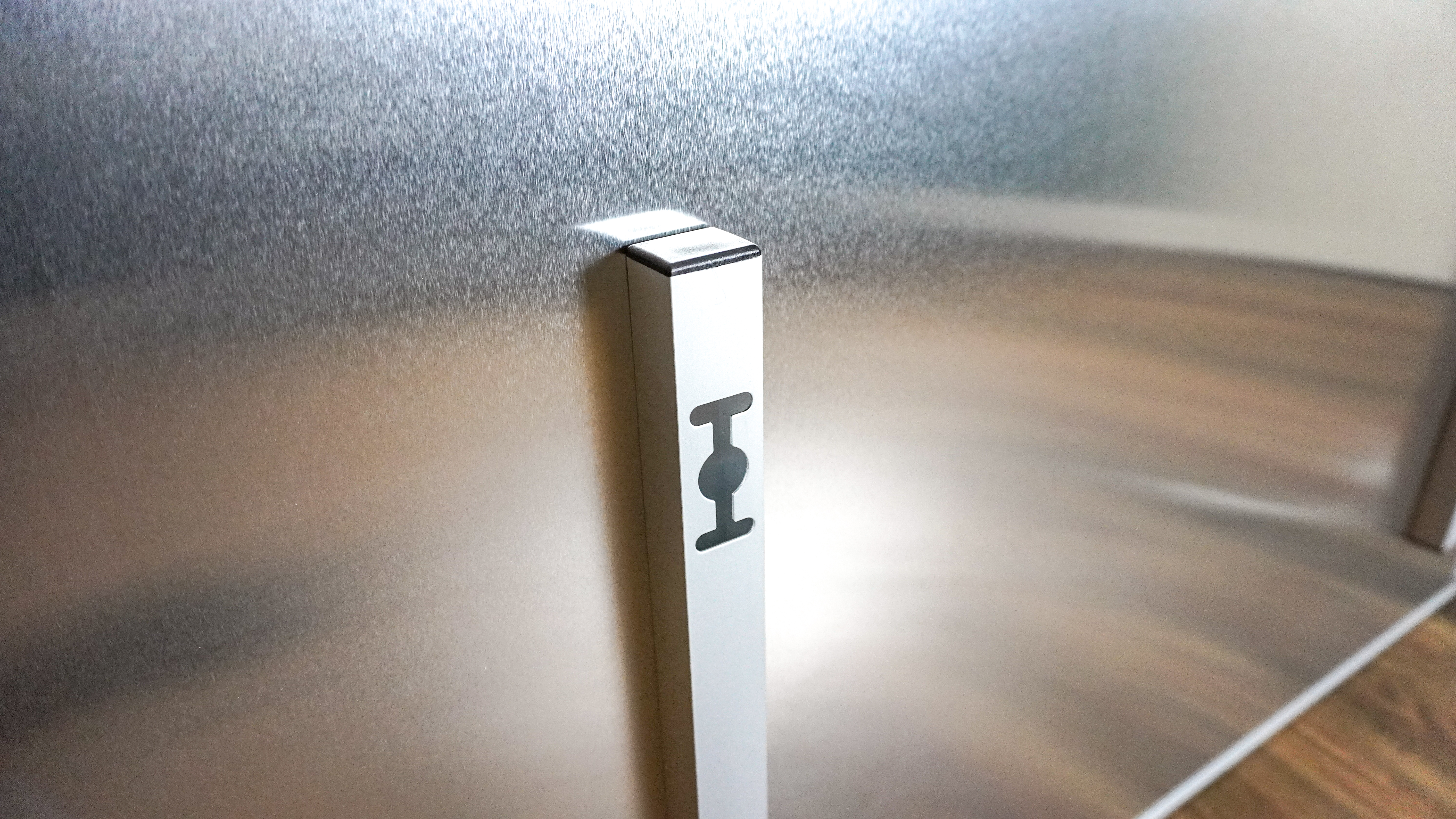 צילום תקריב של חורי ההרכבה בגב תנור האינפרא אדום Boldr Kelvin