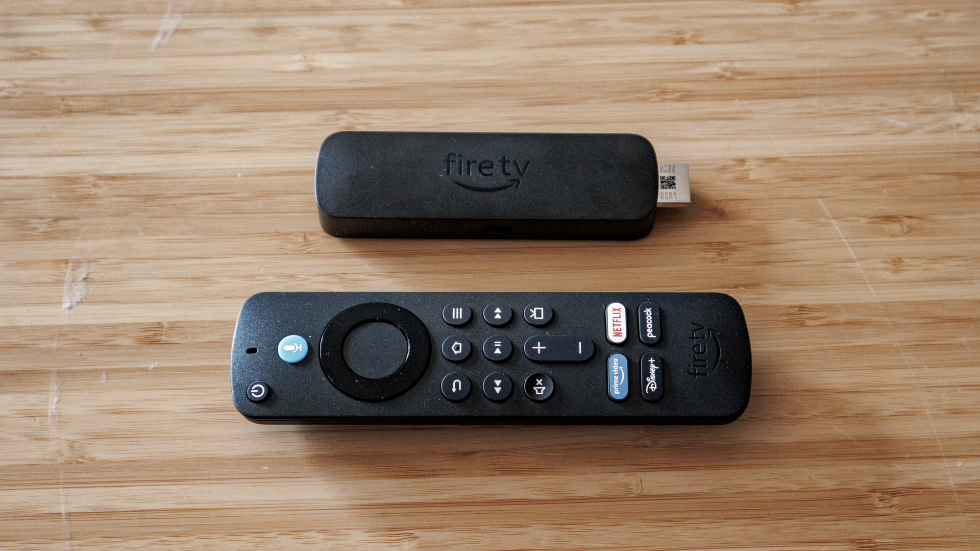 Amazon Fire TV Stick 4K בחר ושלט על שולחן