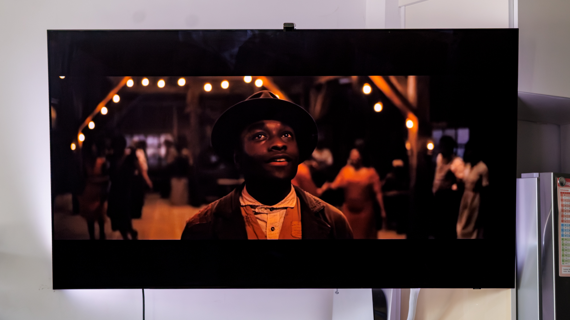 הזרמת טלוויזיה צמודת קיר עם Amazon Fire TV Stick 4K Select