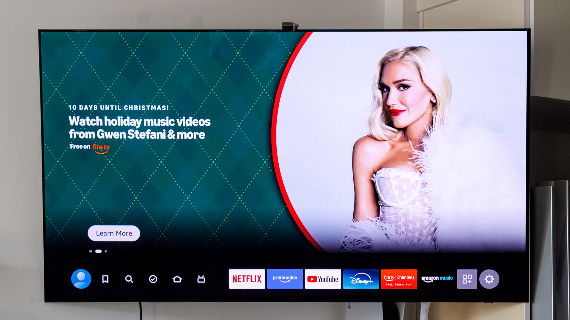 הזרמת טלוויזיה צמודת קיר עם Amazon Fire TV Stick 4K Select