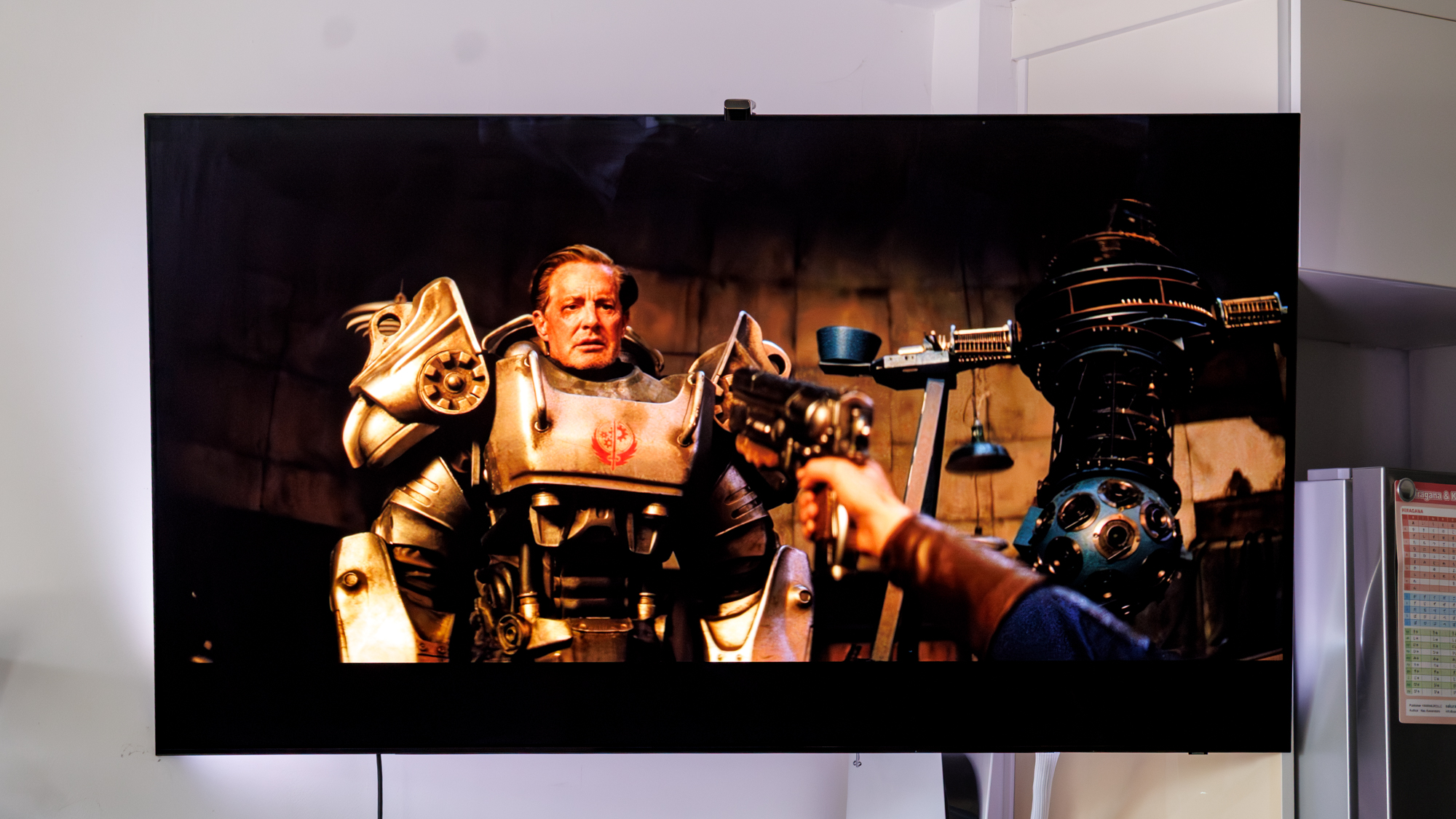 הזרמת טלוויזיה צמודת קיר עם Amazon Fire TV Stick 4K Select