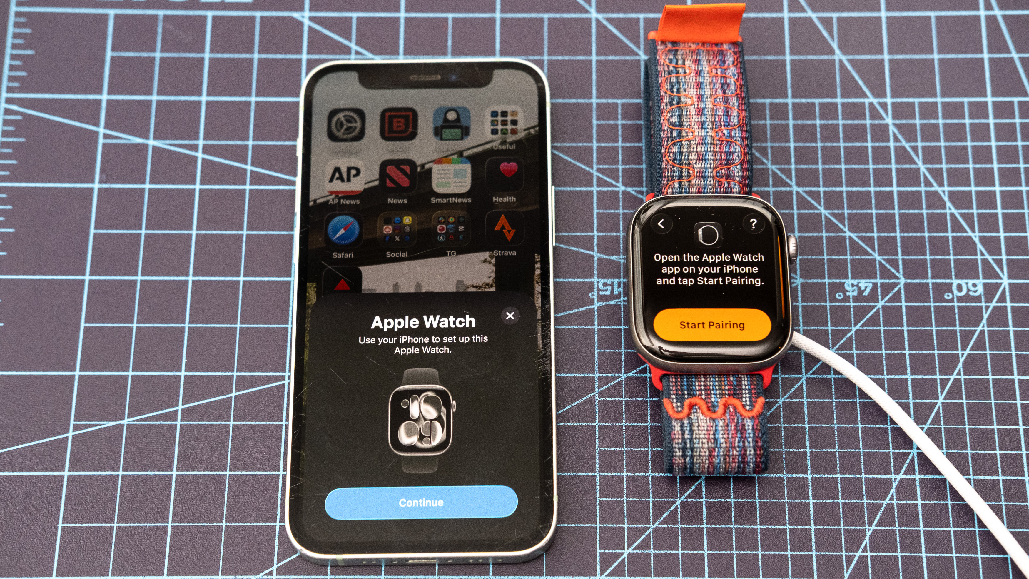 Apple Watch Series 11 תקריב המציג את תהליך ההגדרה והשיוך 