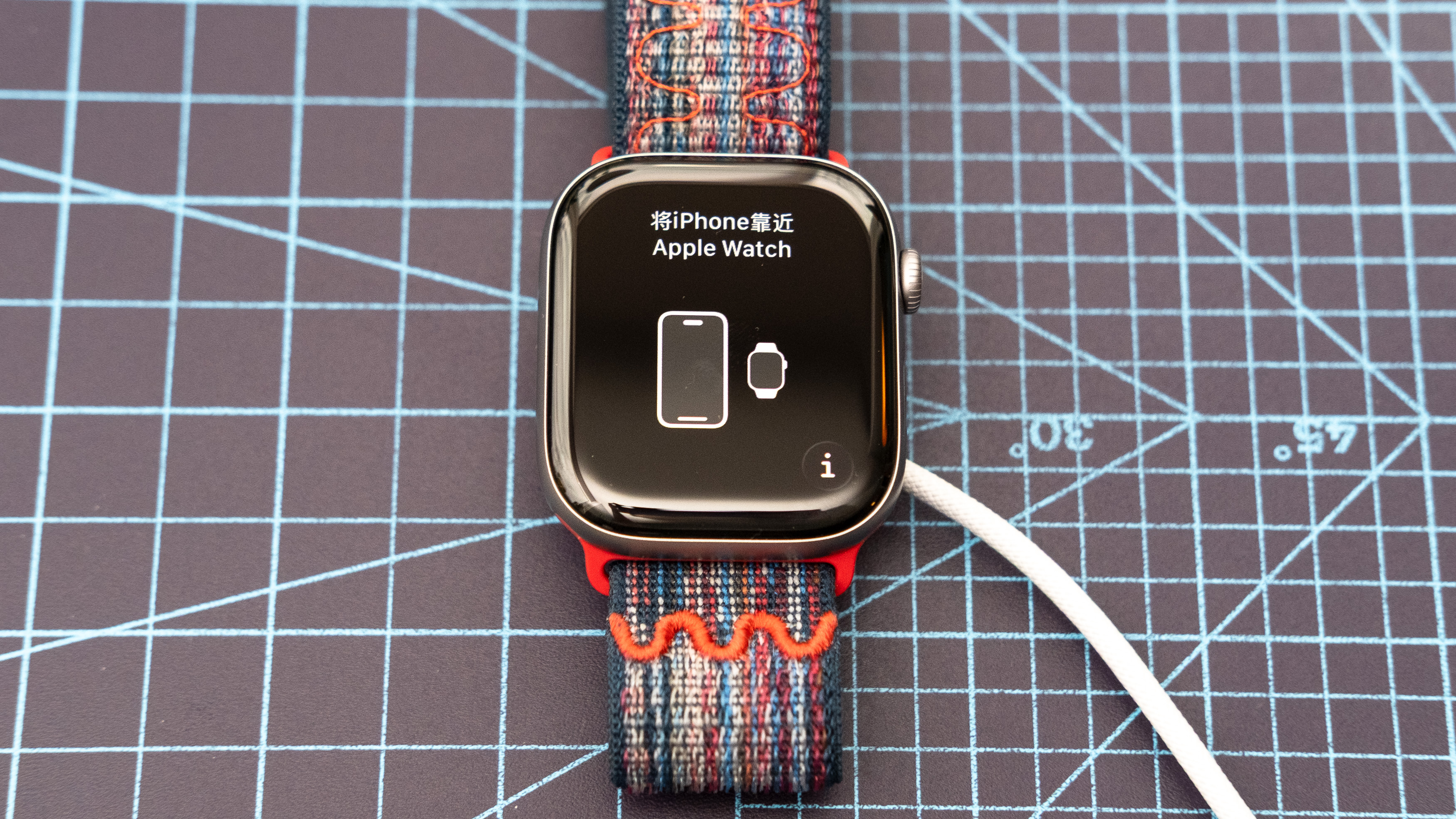 Apple Watch Series 11 תקריב המציג את תהליך ההגדרה והשיוך 