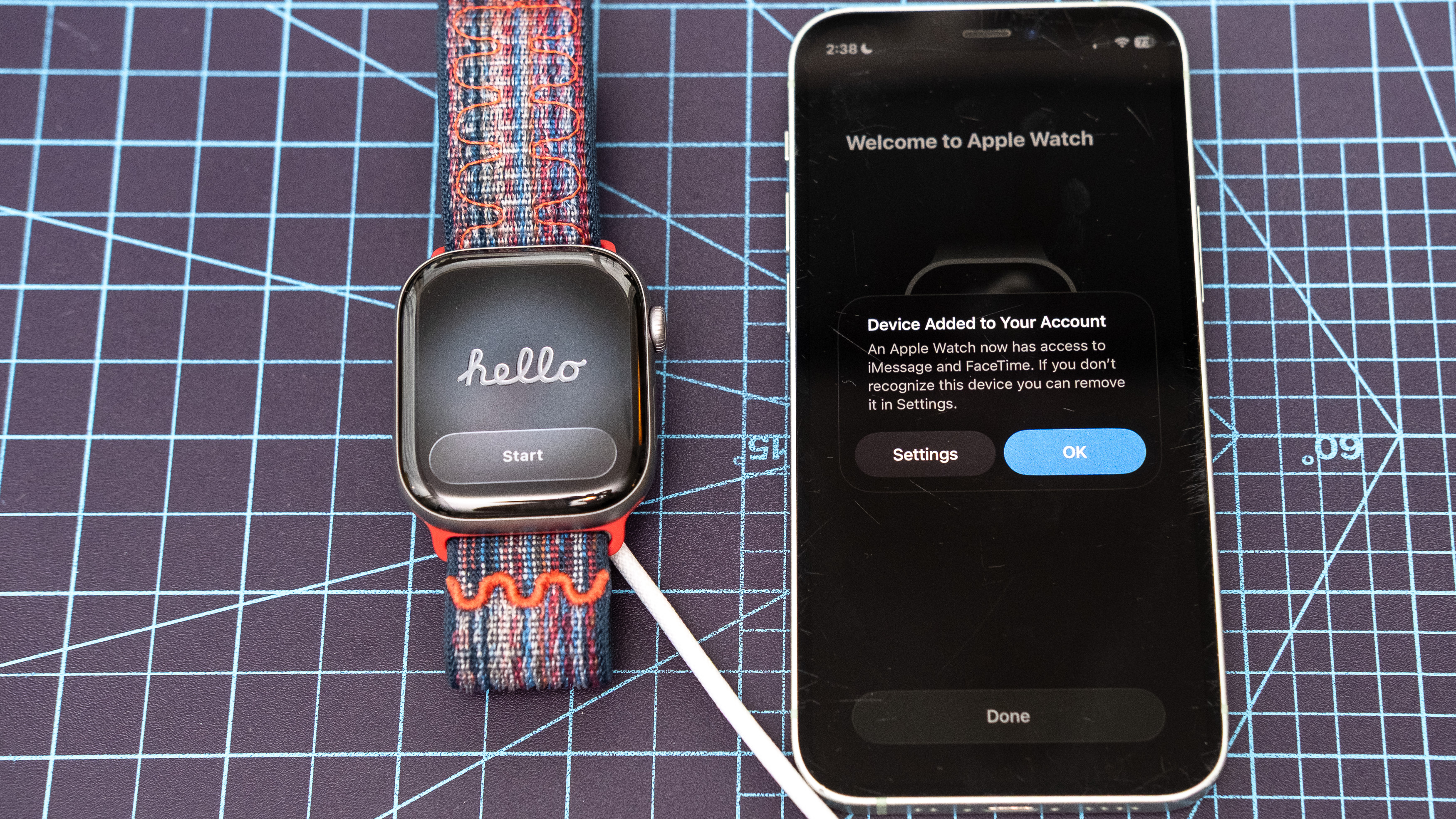 Apple Watch Series 11 תקריב המציג את תהליך ההגדרה והשיוך 