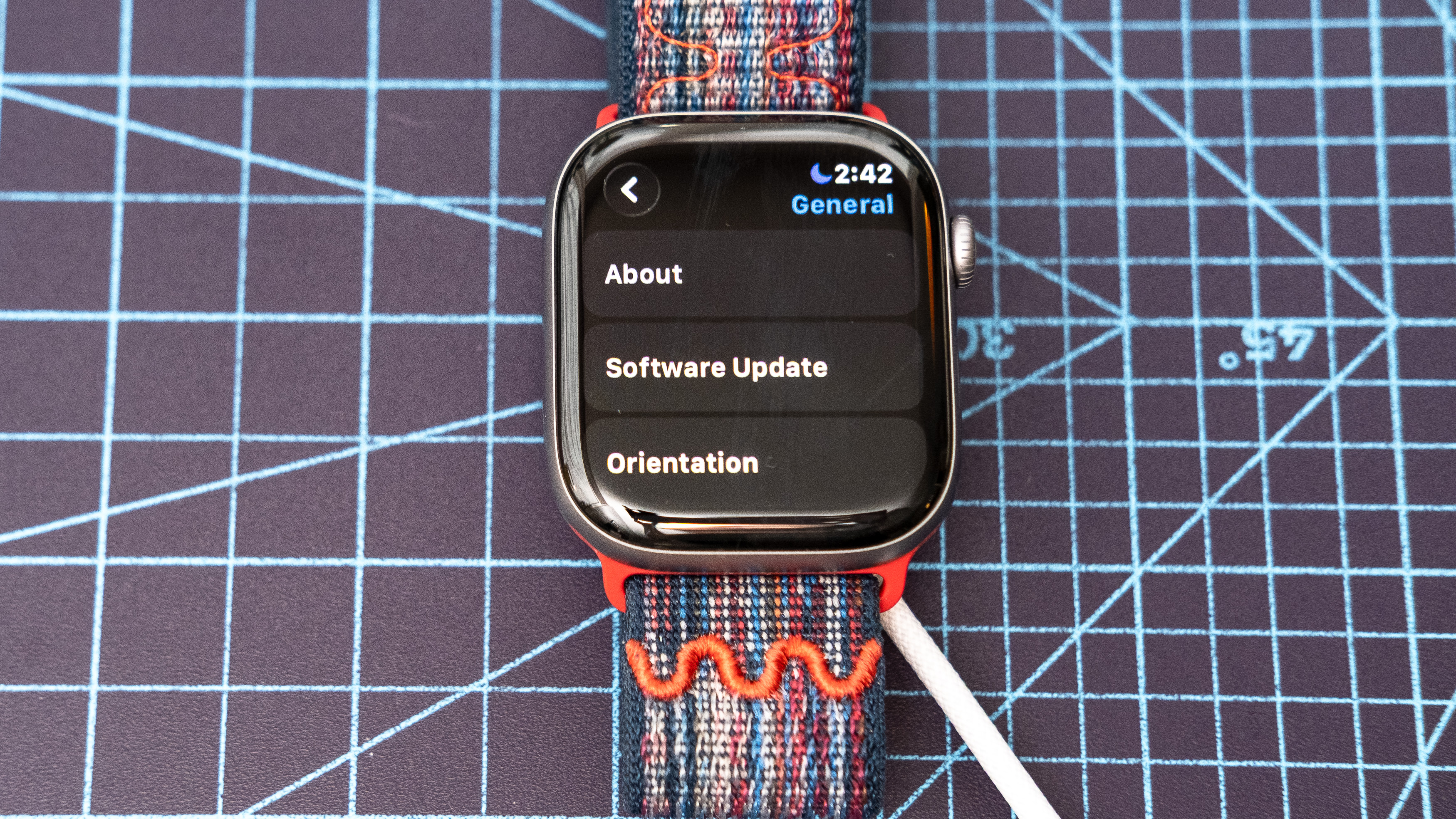Apple Watch Series 11 תקריב המציג את תהליך ההגדרה והשיוך 