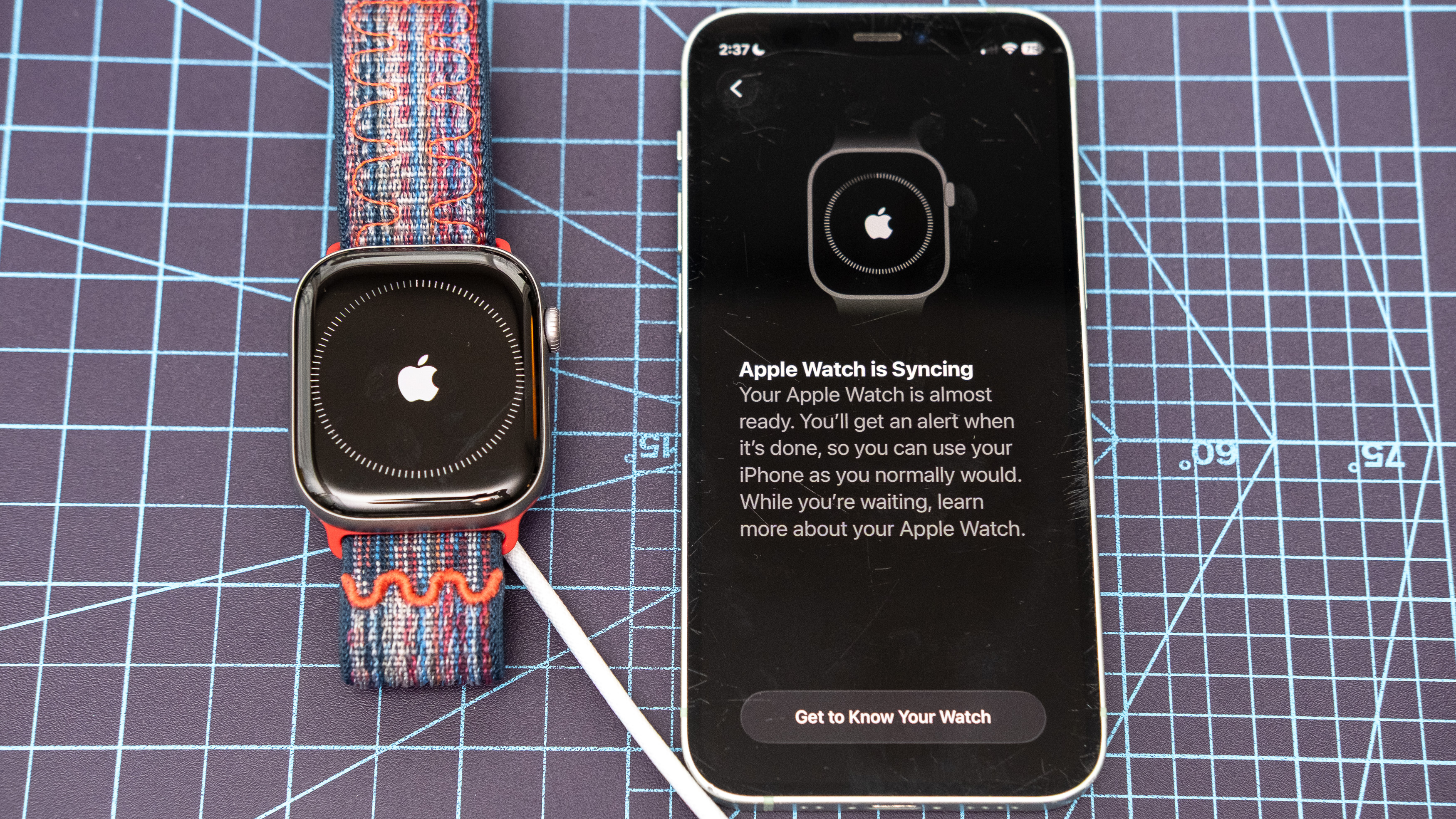 Apple Watch Series 11 תקריב המציג את תהליך ההגדרה והשיוך 