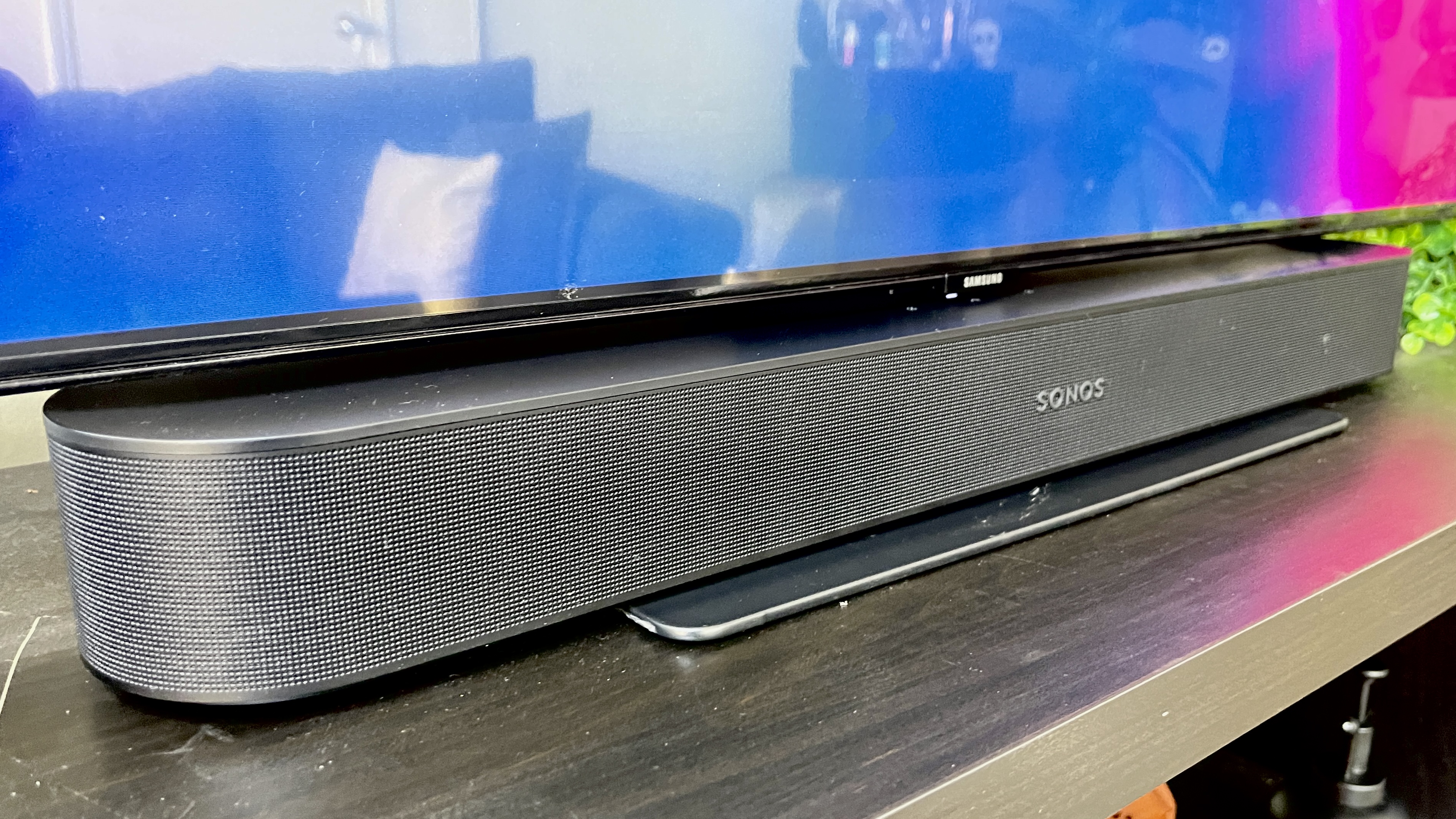 Sonos Beam Gen 2 סרגל קול תחת טלוויזיית Samsung Q80T QLED