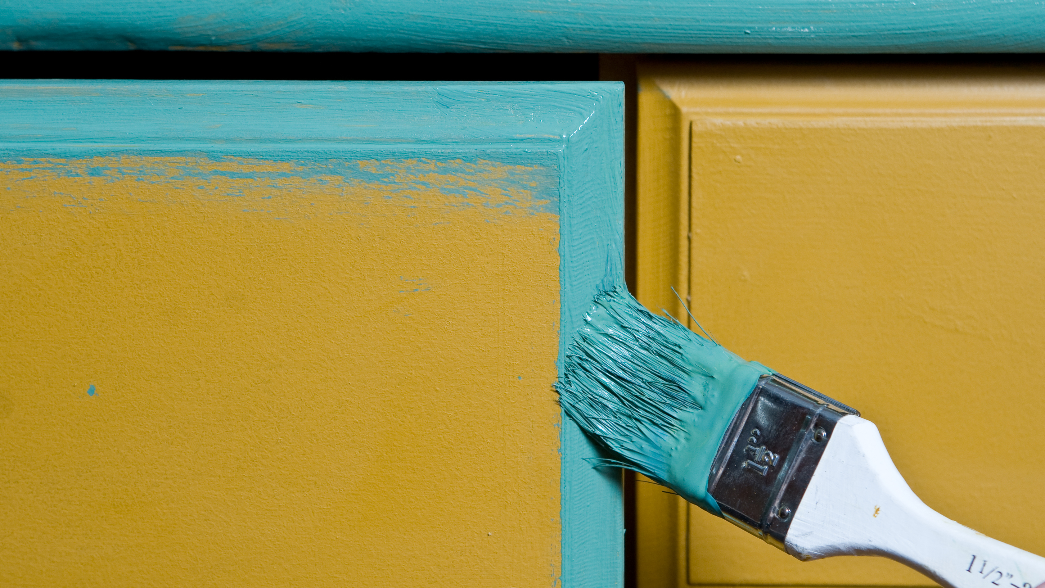 צביעת רהיטים ישנים