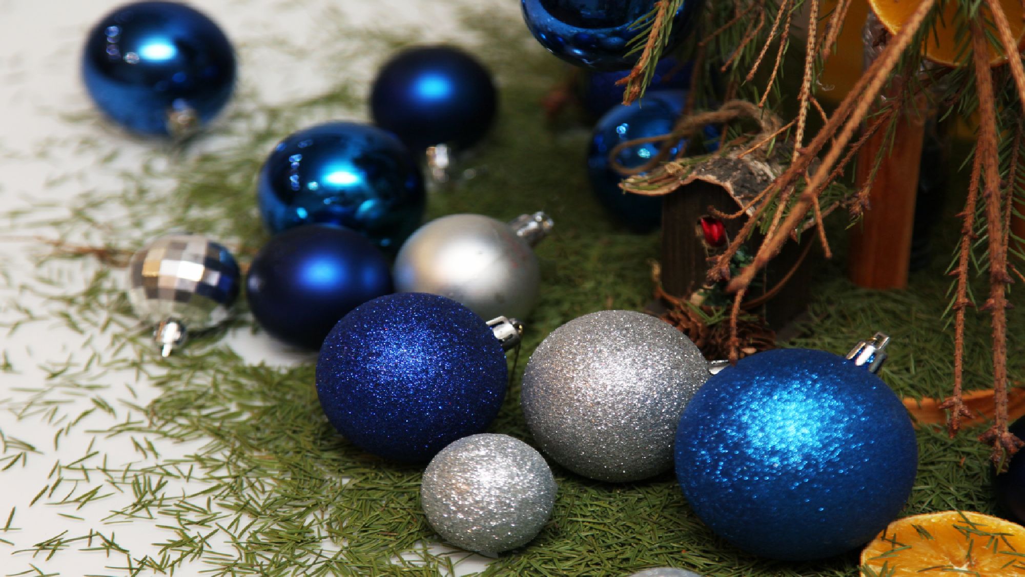 גיליתי את הדרך הקלה ביותר לנקות מחטי אורן מהשטיח - והיא גאונית