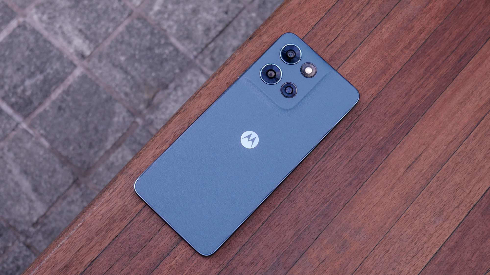 Motorola Moto G Play (2026) על משטח עץ.