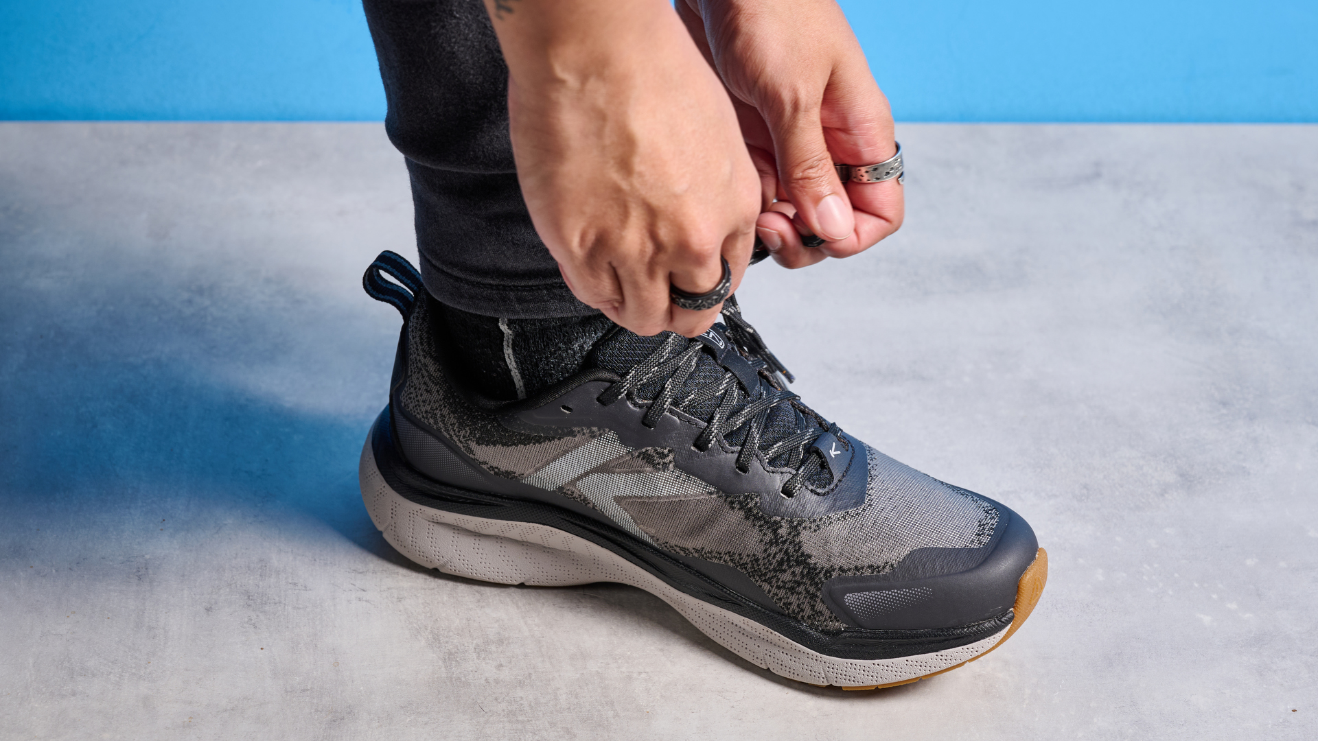 נעלי הליכה מהודרות לייקי בצבע אפור צפחה